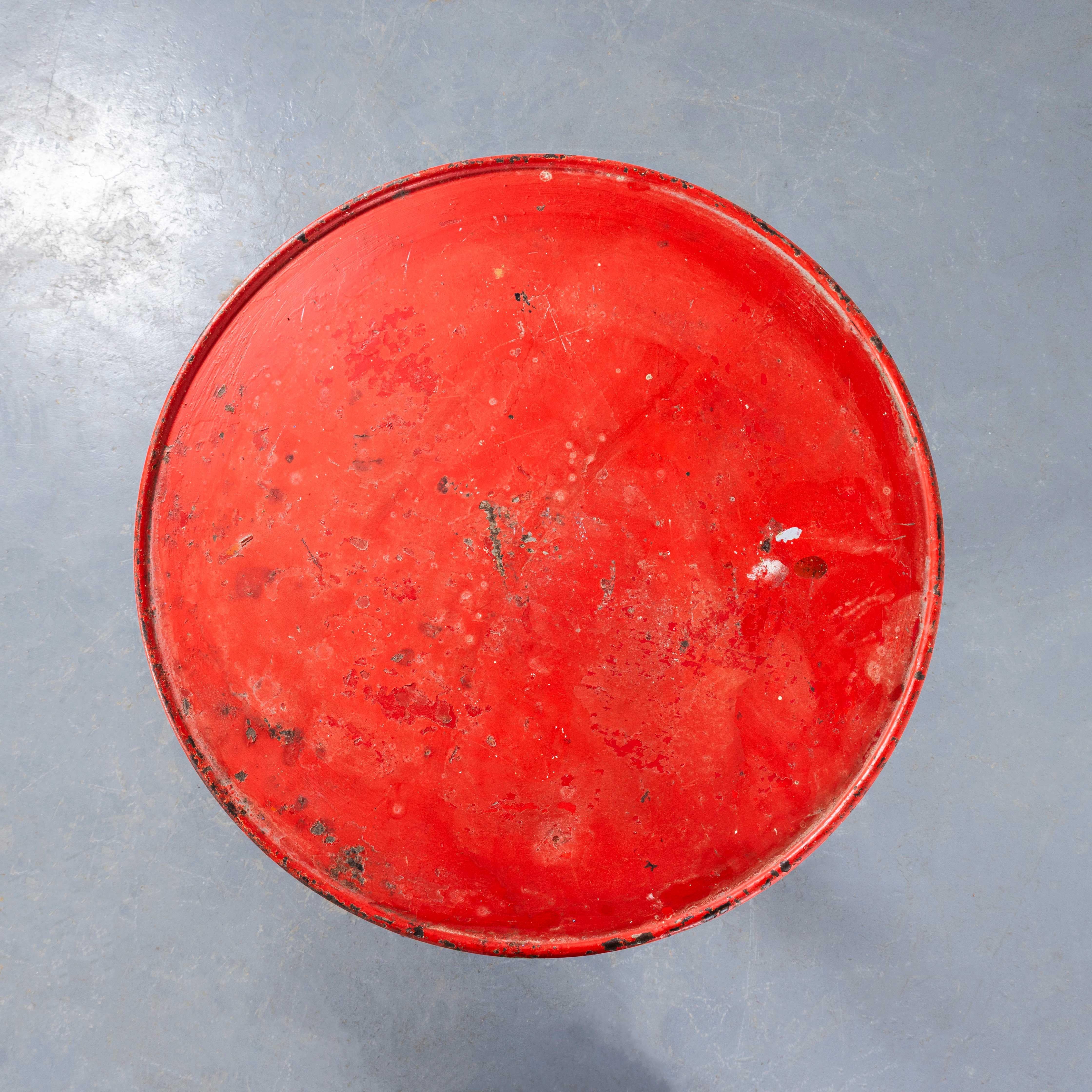 Acier Table d'appoint ou de salle à manger ronde Tolix rouge tomate des années 1950 en vente