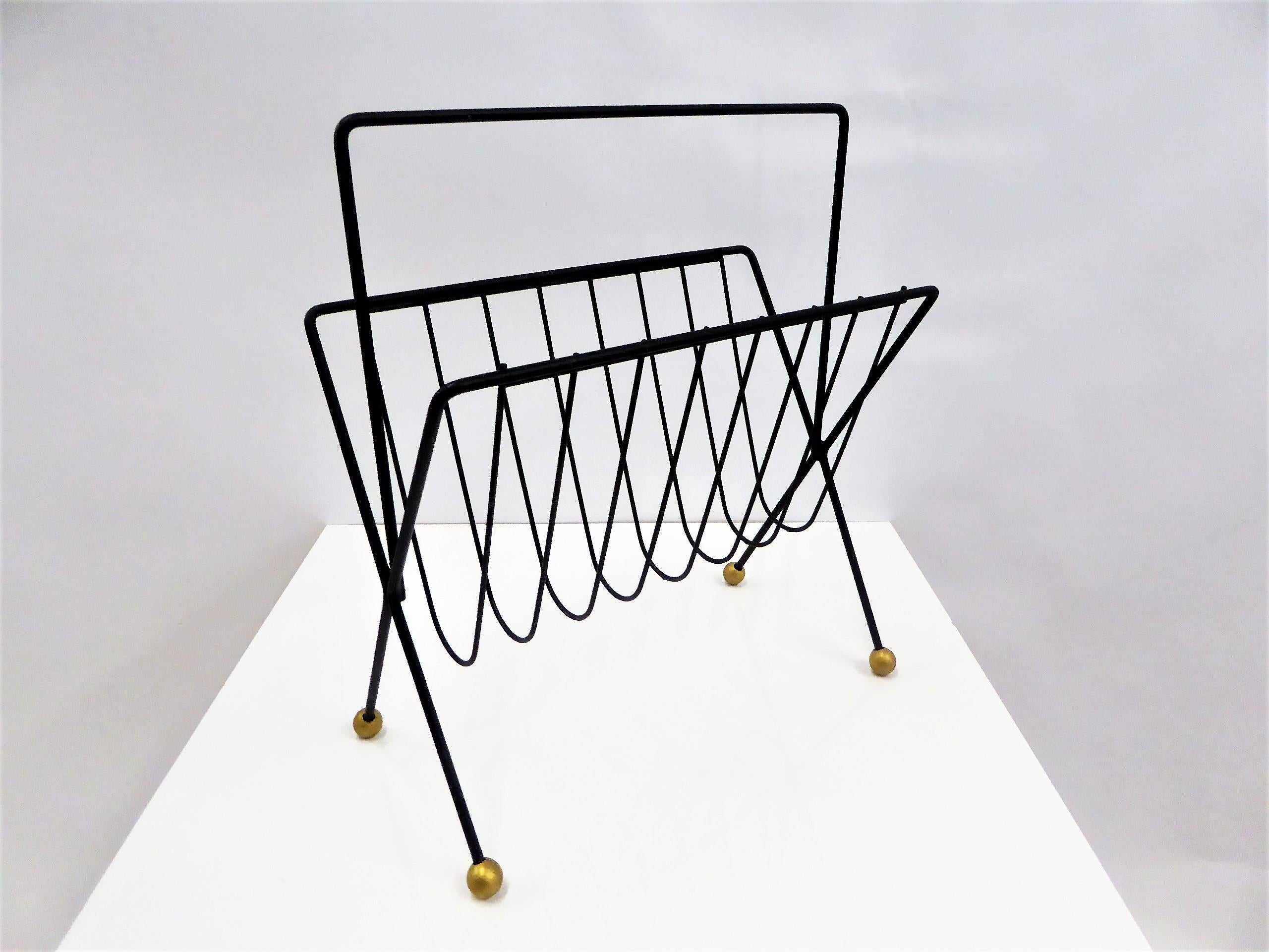 Simplistic, modern and so 1950s midcentury and Space Age with its shaped steel rods and ball feet. Superlative Tony Paul design. Elegantly holds magazines, visible at a glance. Restored and with gilt ball feet. No condition issues.
Measurements: 20