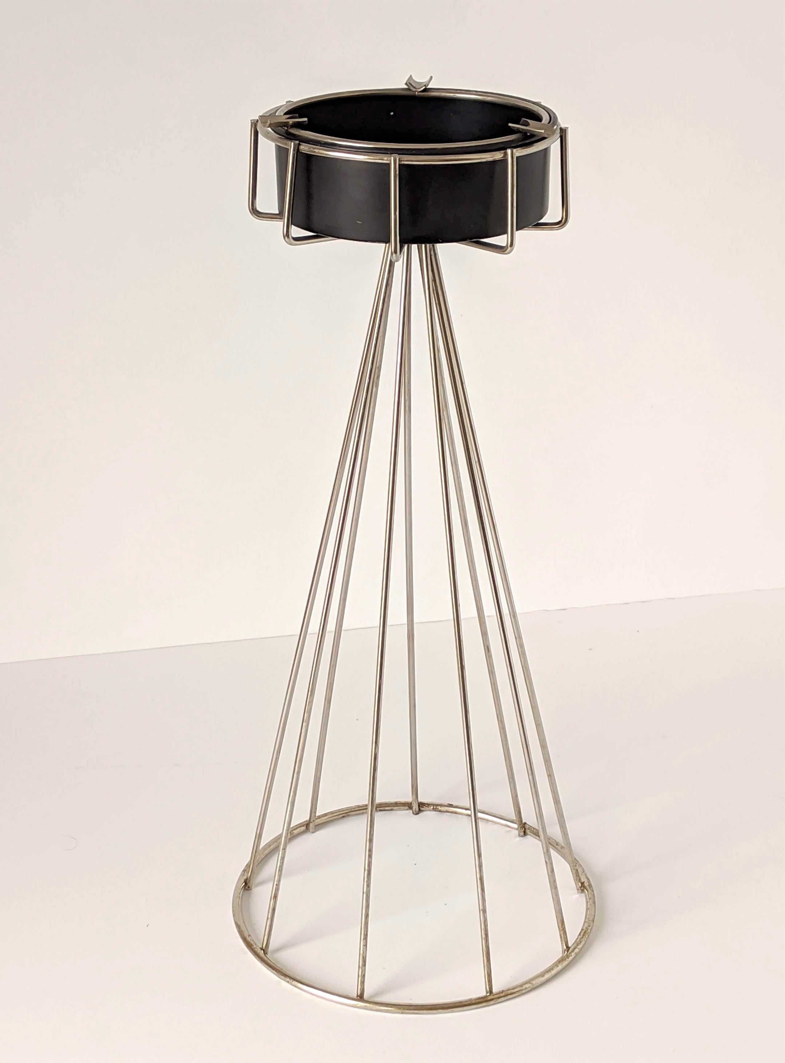 From the wire series an architectural chrome structure with an enameled black semi gloss ashtray.

Measure 20.5 inches high. 

Ashtray is 6 in. wide.