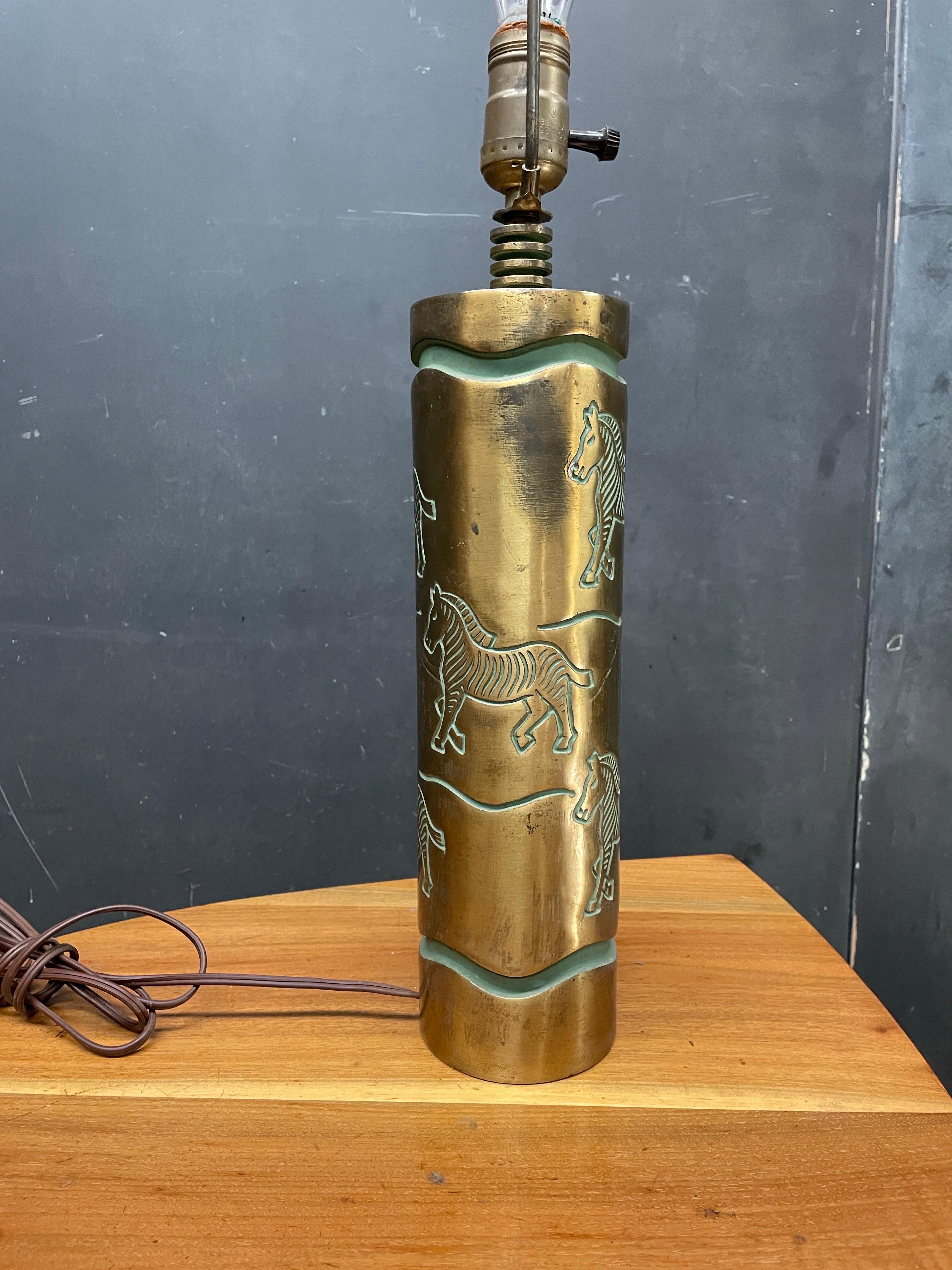 Belle lampe de table fantaisiste du milieu du siècle conçue par Tony Paul. Base cylindrique en métal moulé avec des figures peintes de zèbres insérées. 