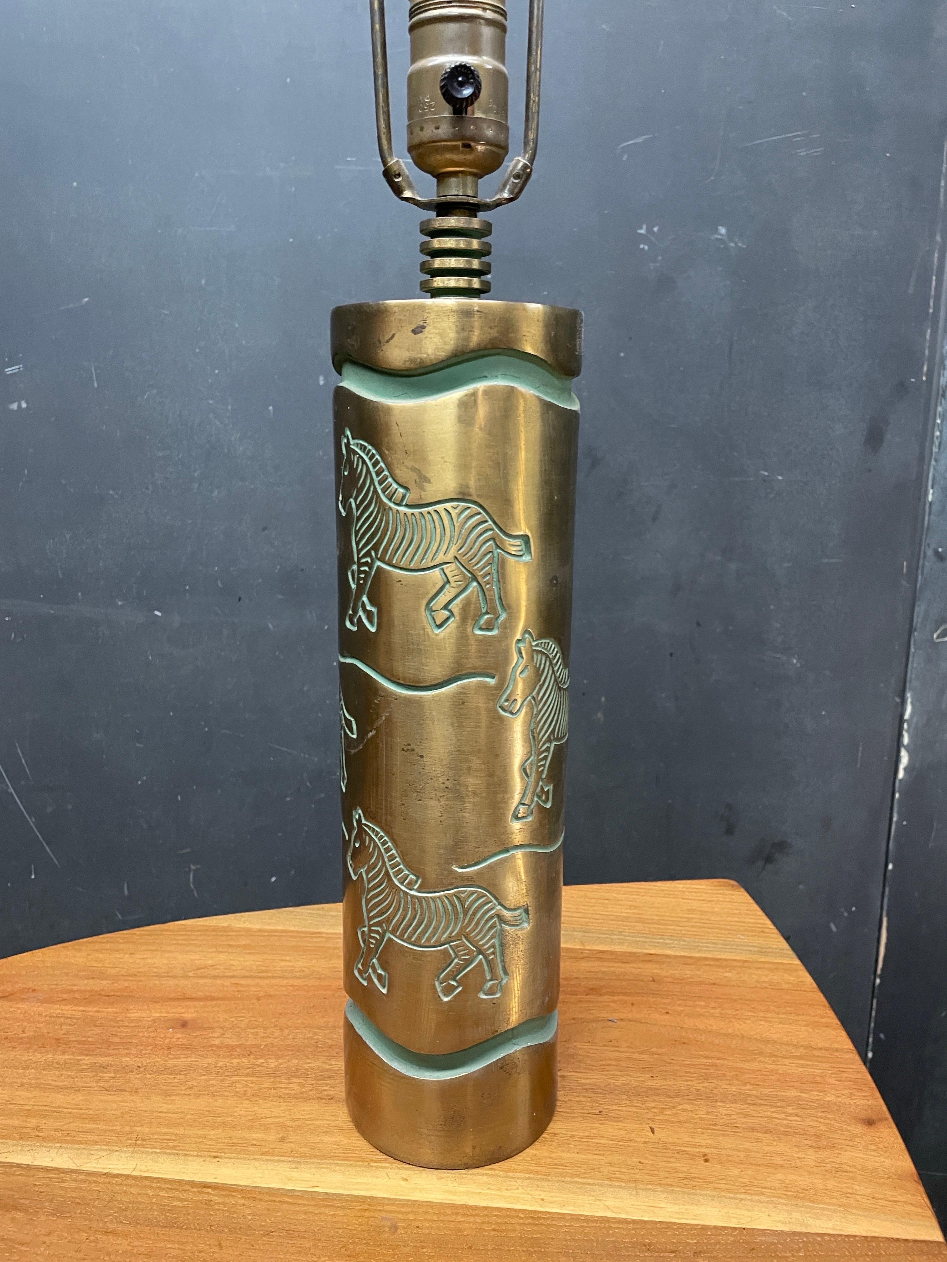 Américain Lampe en laiton zébré de Tony Paul des années 1950 en vente