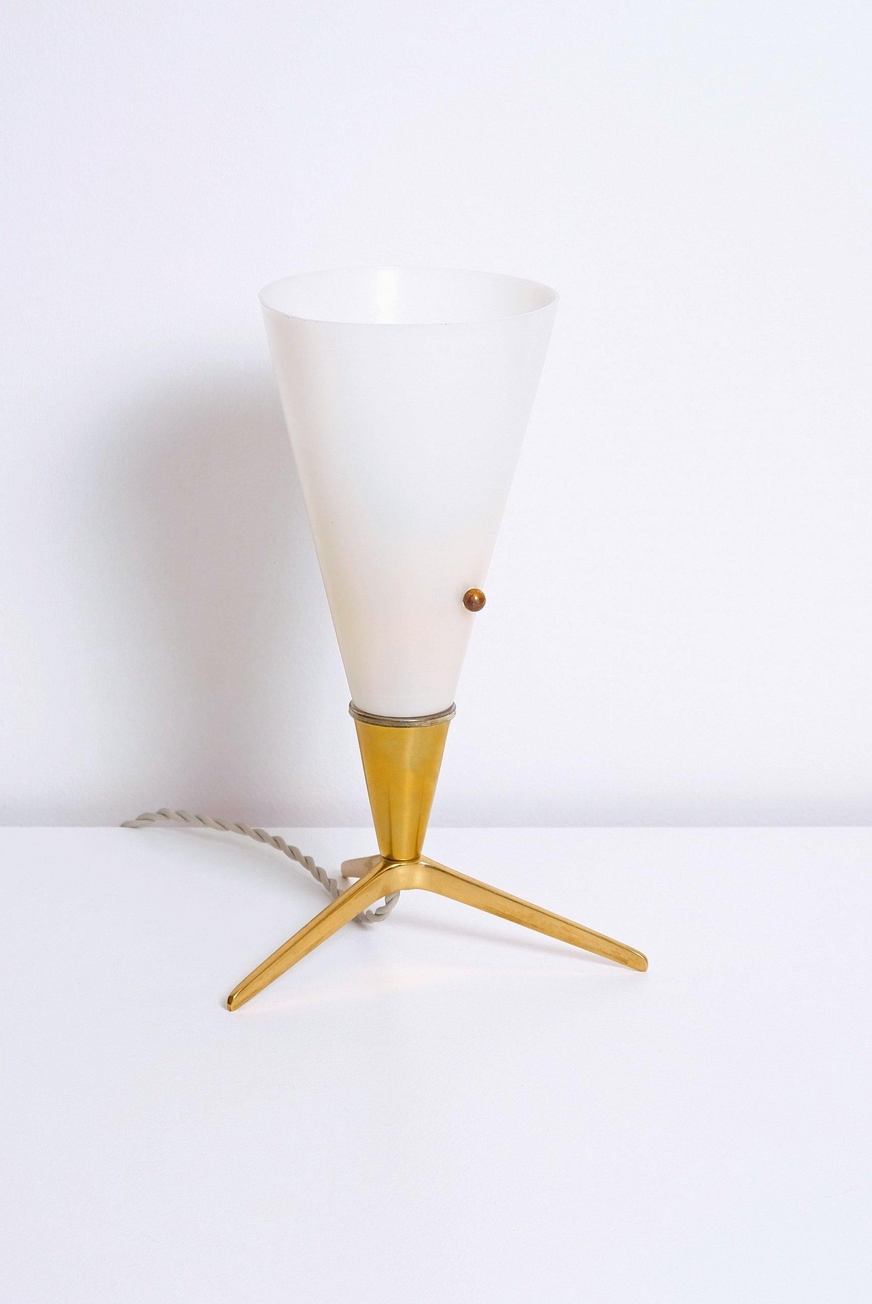 Torch light desk lamp made in France. Polished brass base, perspex cone shade. 40 watts E-26 Edison medium base incandescent bulb recommended or higher if LED/CFL.
Rewired with E-26 turn key socket , new braided cord. Minor tarnish, dings, scuffs,