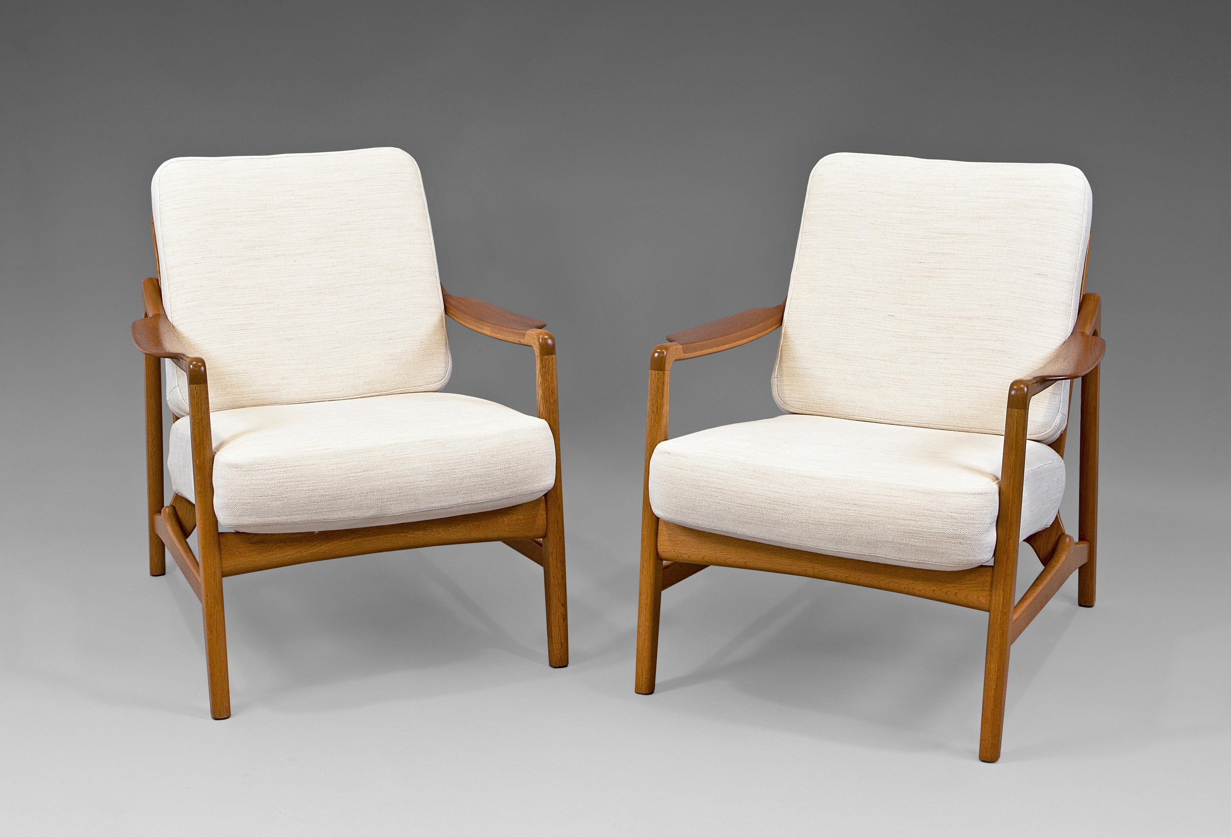 Pair of model “117” armchairs by Tove and Edvard Kindt-Larsen for France and Daverkosen. Denmark, 1950s. Oak frame with teak armrests, loose cushions reupholstered. Magnificent condition, fully restored wood.