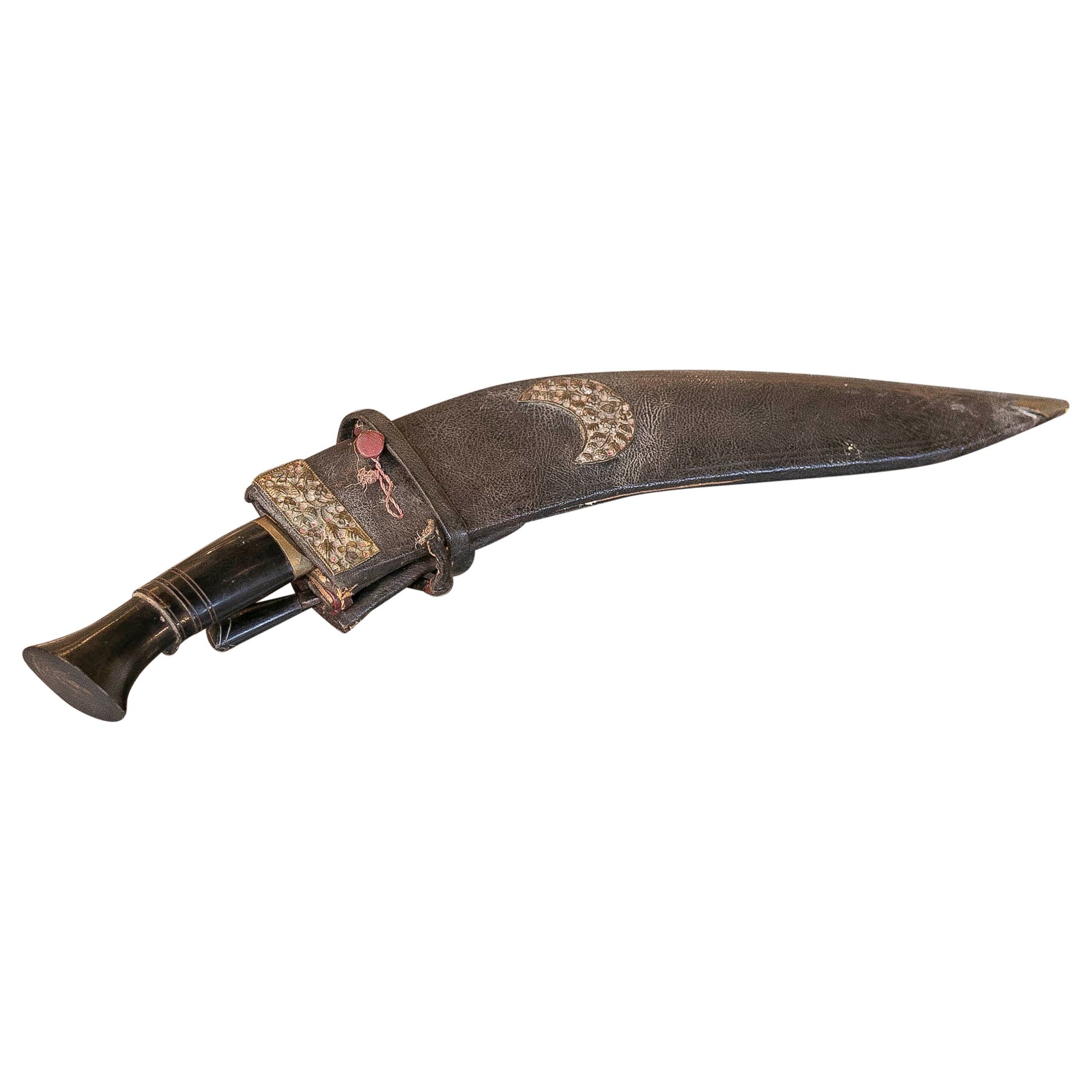 Coltello tradizionale degli anni '50 con fodero in pelle e manico in legno intagliato