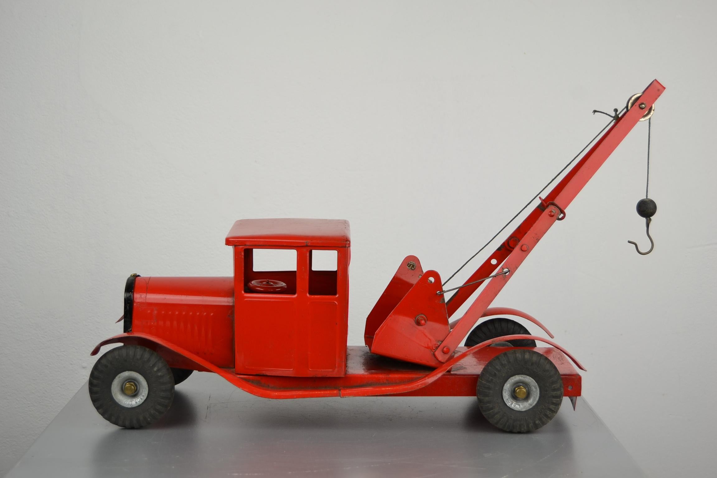 1950s Tri-Ang Toy Truck, a Bedford Lorry Wrecker Truck, Pressed Steel, England In Good Condition In Retie, BE