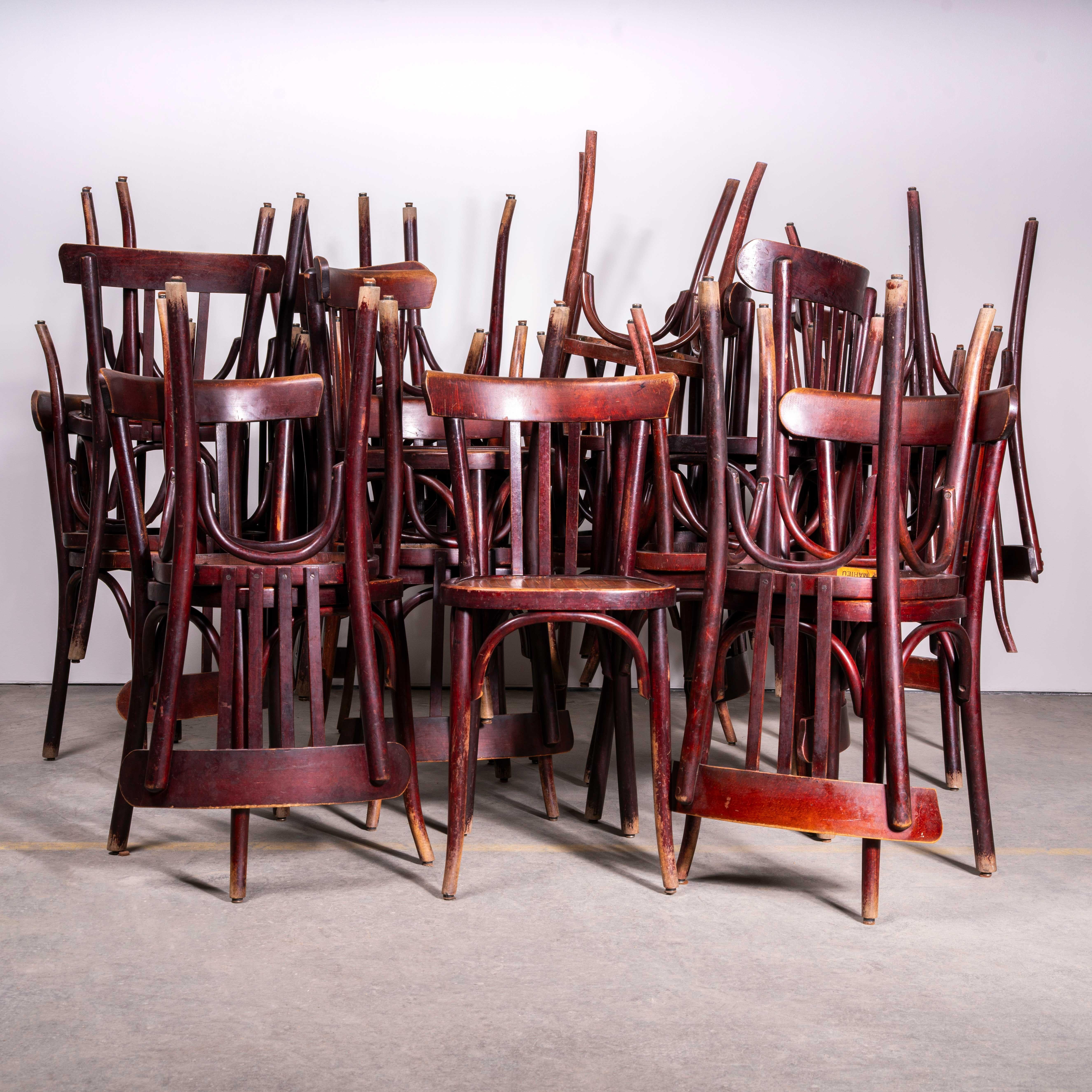 Sedie da pranzo in bengala bicolore Tri-Slat degli anni '50 - Buona quantità disponibile. Sedie classiche da bistrot realizzate in Francia dal produttore Baumann France. Le sedie Baumann sono relativamente lontane dai radar e stanno iniziando ad