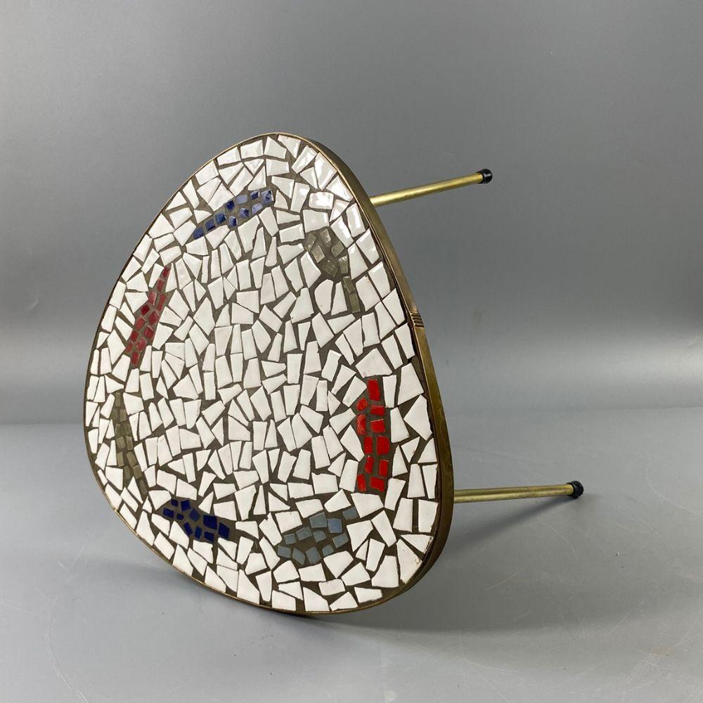 1950er Jahre Dreieckiger Mosaik - Kupfertisch mit 3 Beinen - Hand Made mozaic im Angebot 4