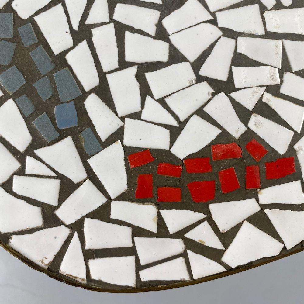 1950er Jahre Dreieckiger Mosaik - Kupfertisch mit 3 Beinen - Hand Made mozaic (Moderne der Mitte des Jahrhunderts) im Angebot
