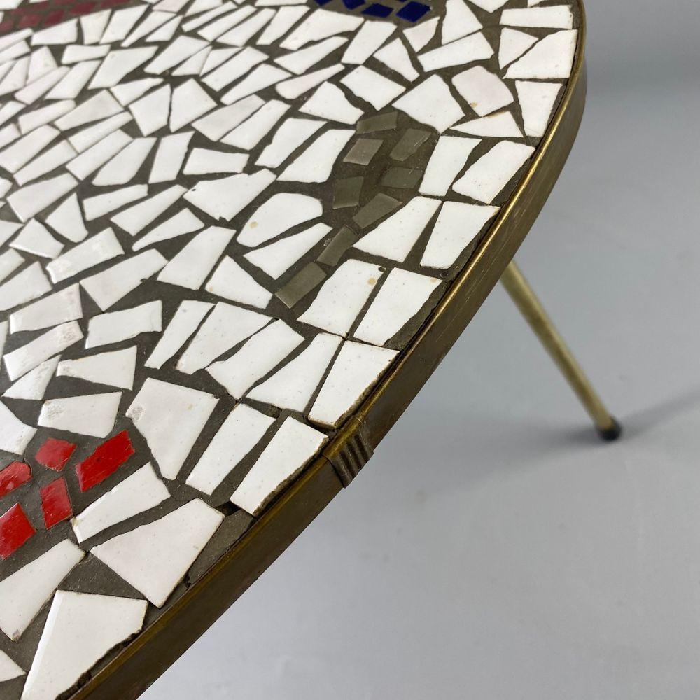 1950er Jahre Dreieckiger Mosaik - Kupfertisch mit 3 Beinen - Hand Made mozaic (Deutsch) im Angebot