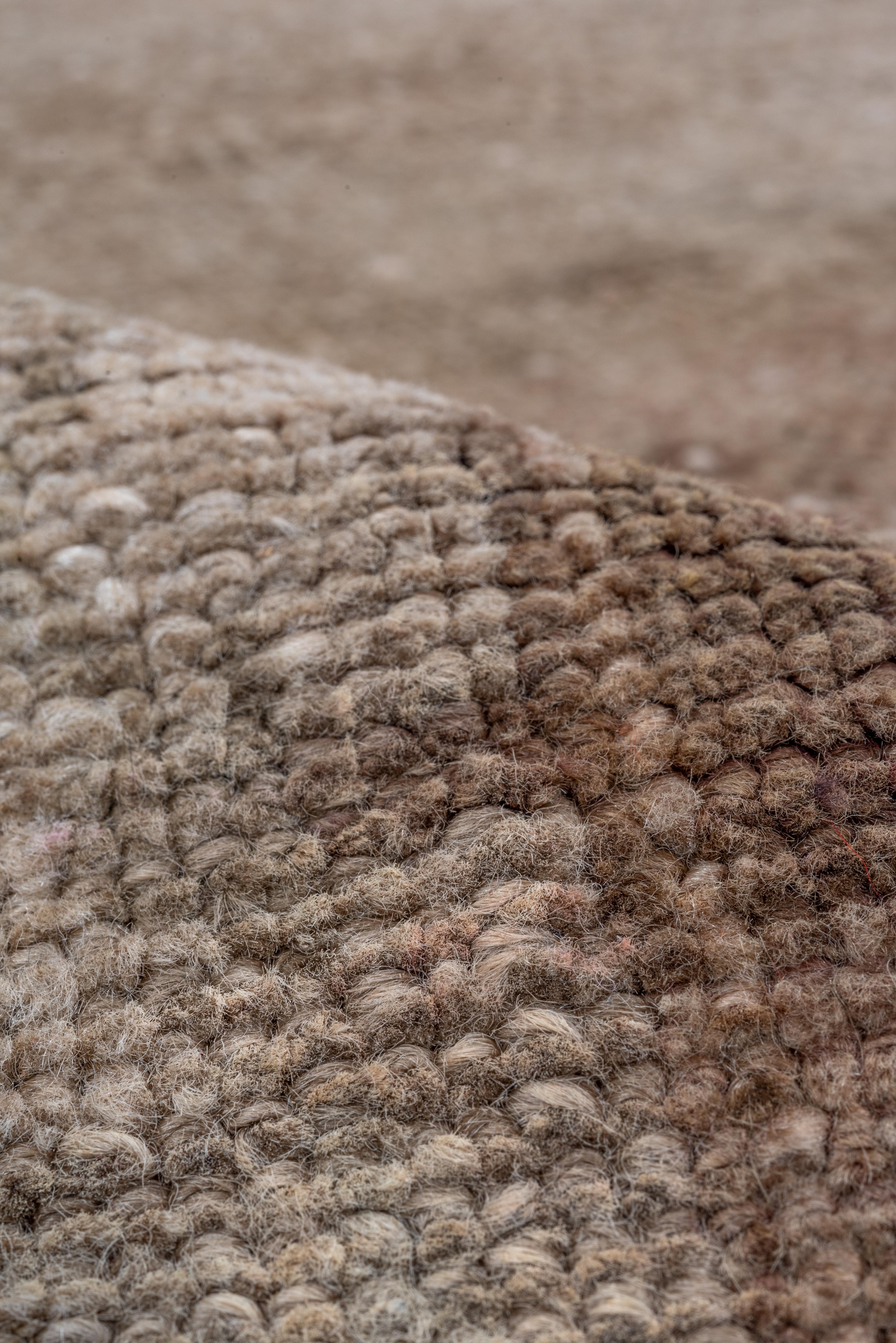 Le petit motif textile abrasé en pointillés, de couleur marron moyen, présente des coins marron plus foncés entourant des roses choux. Bande d'abrasion brun foncé plus forte à une extrémité. Des roses se promènent dans la bordure taupe. En gros, ton