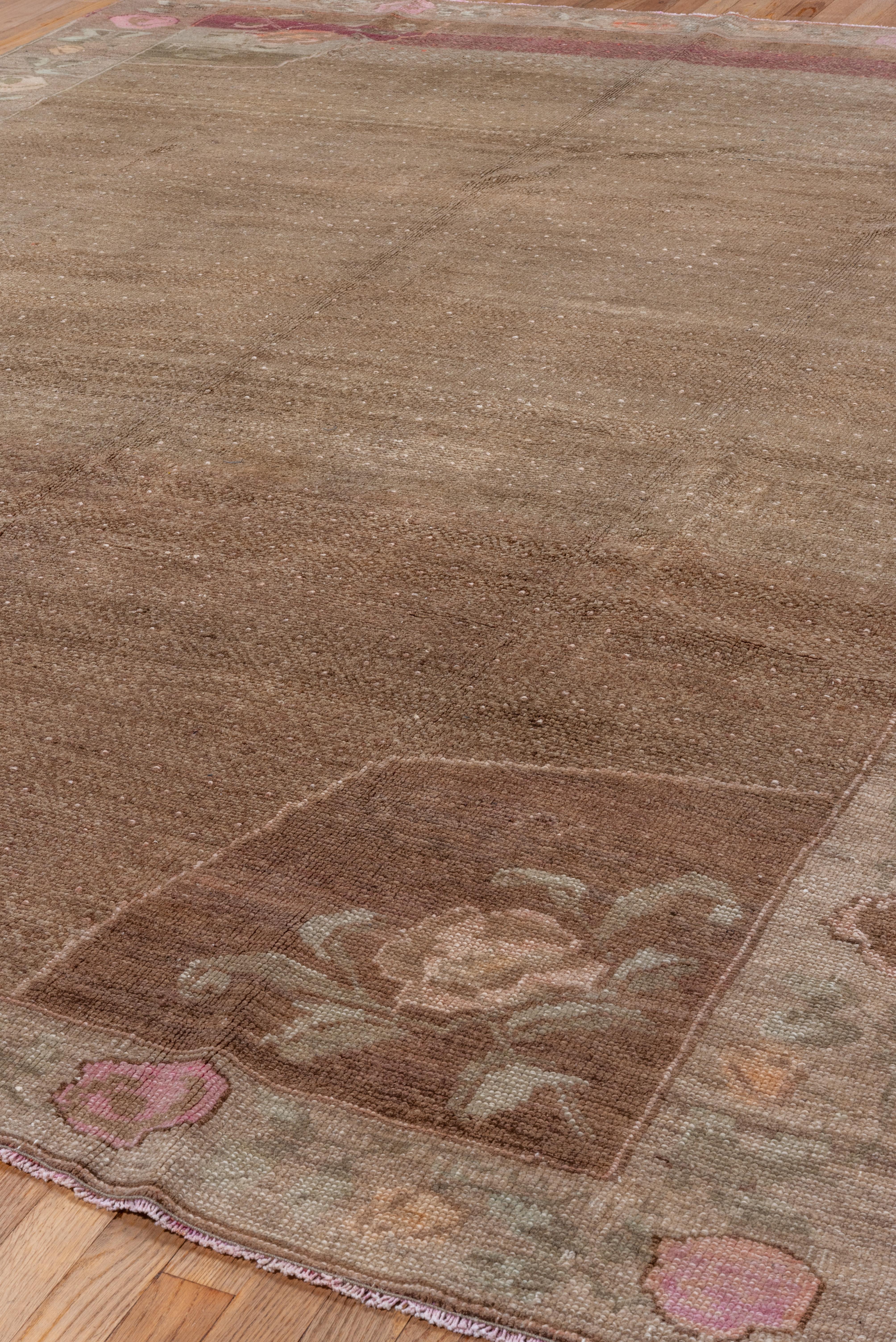 Turc Tapis tribal turc Kars des années 1950, terrain brun, accents roses en vente