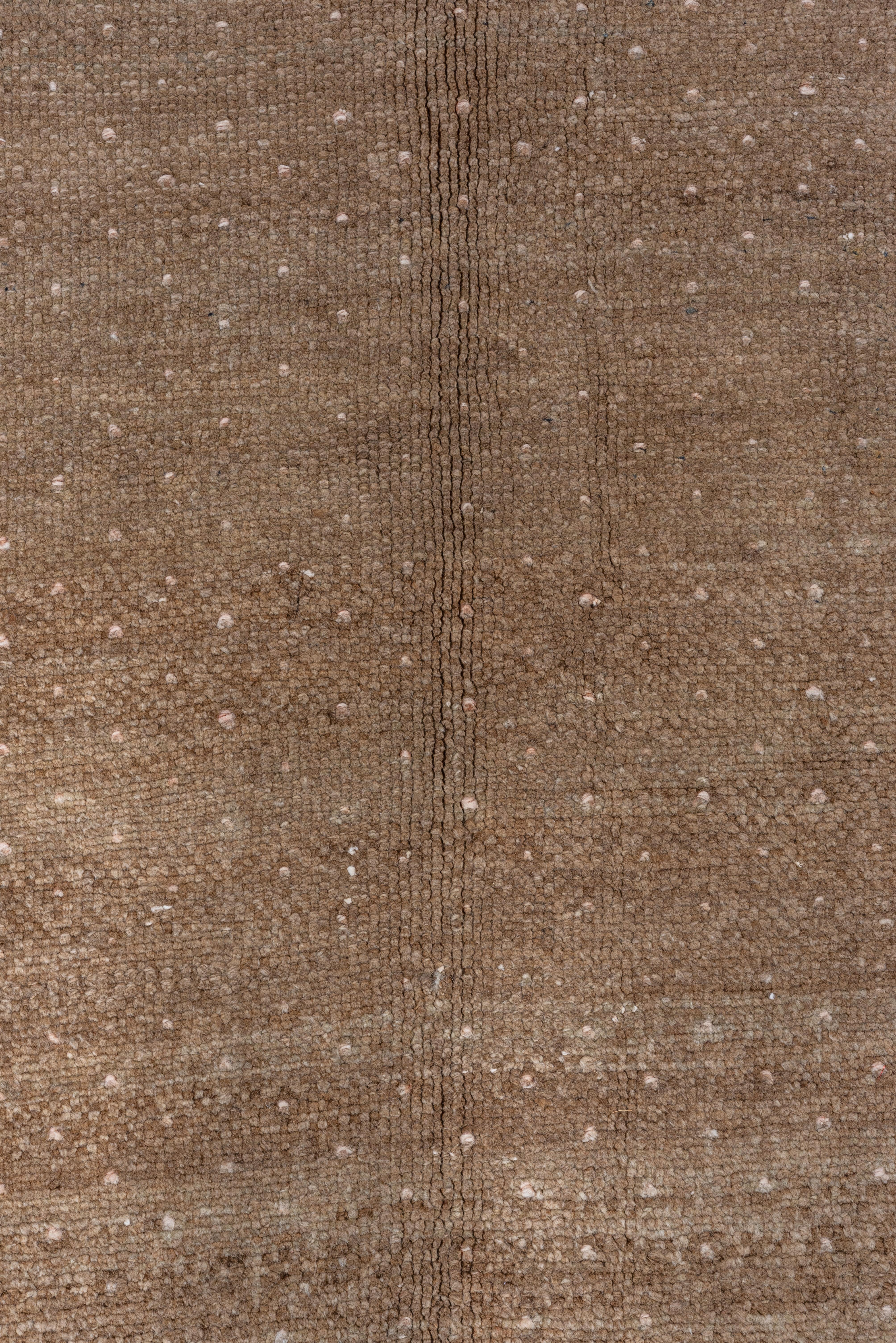 Noué à la main Tapis tribal turc Kars des années 1950, terrain brun, accents roses en vente