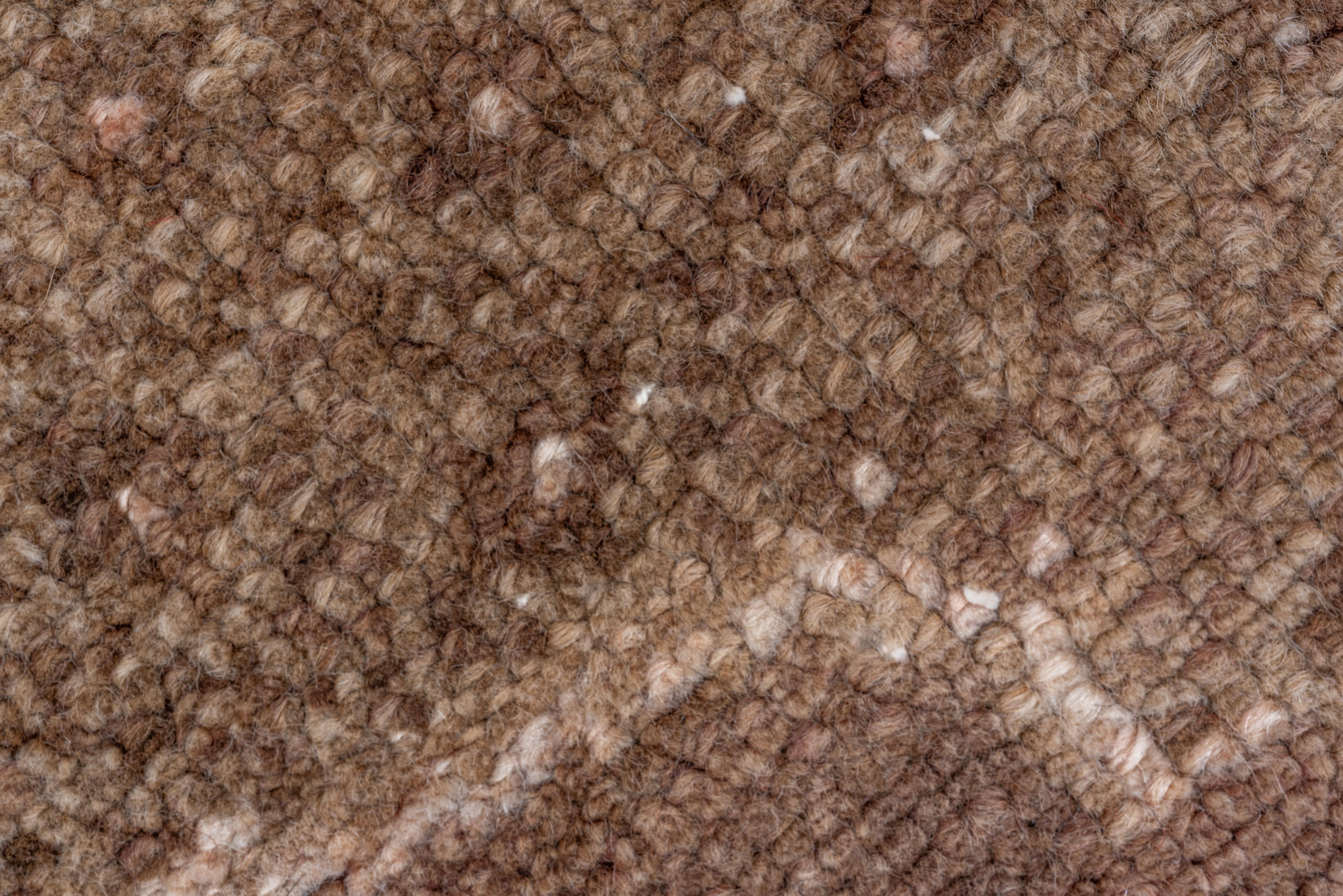 Tapis tribal turc Kars des années 1950, terrain brun, accents roses Bon état - En vente à New York, NY