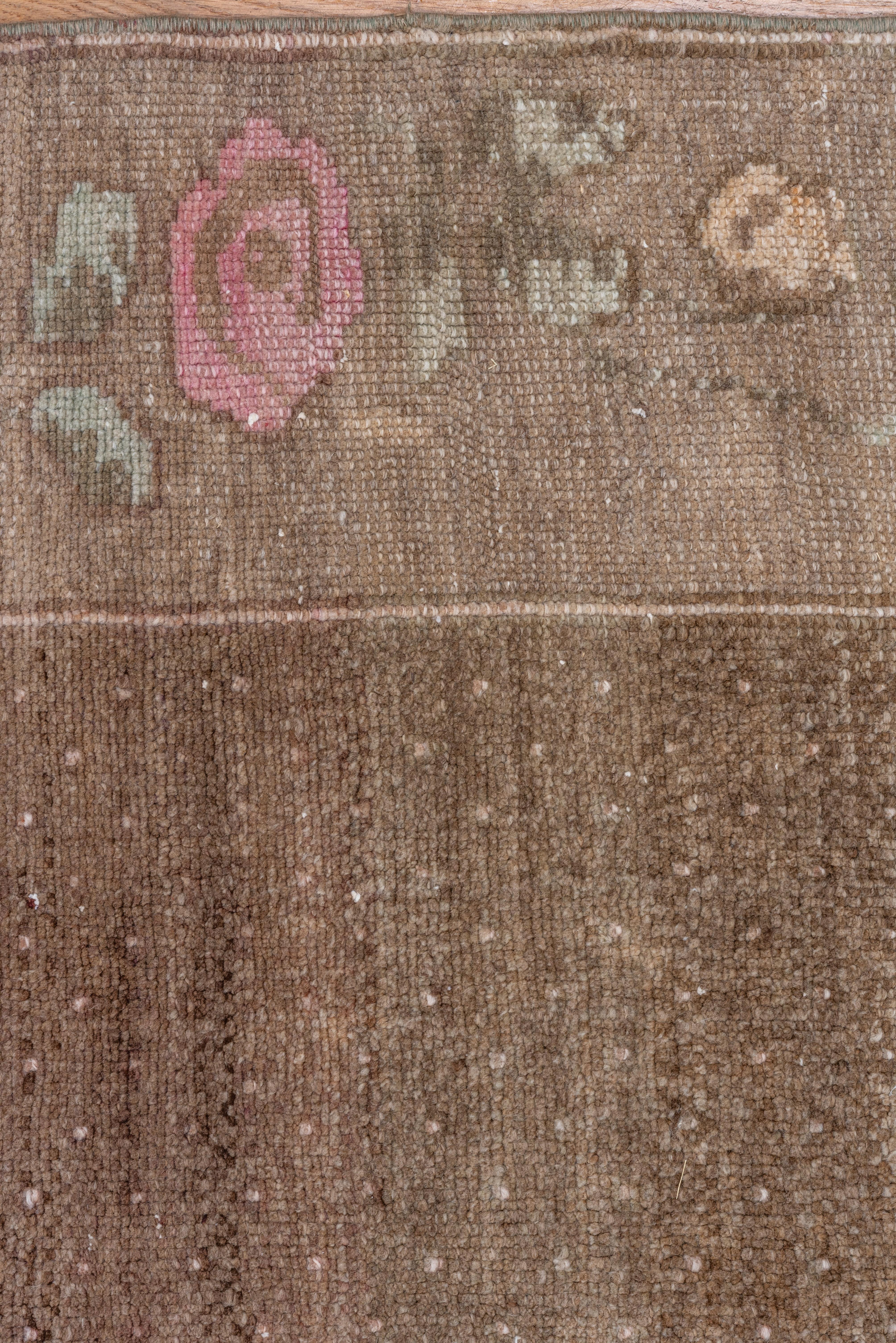 Milieu du XXe siècle Tapis tribal turc Kars des années 1950, terrain brun, accents roses en vente