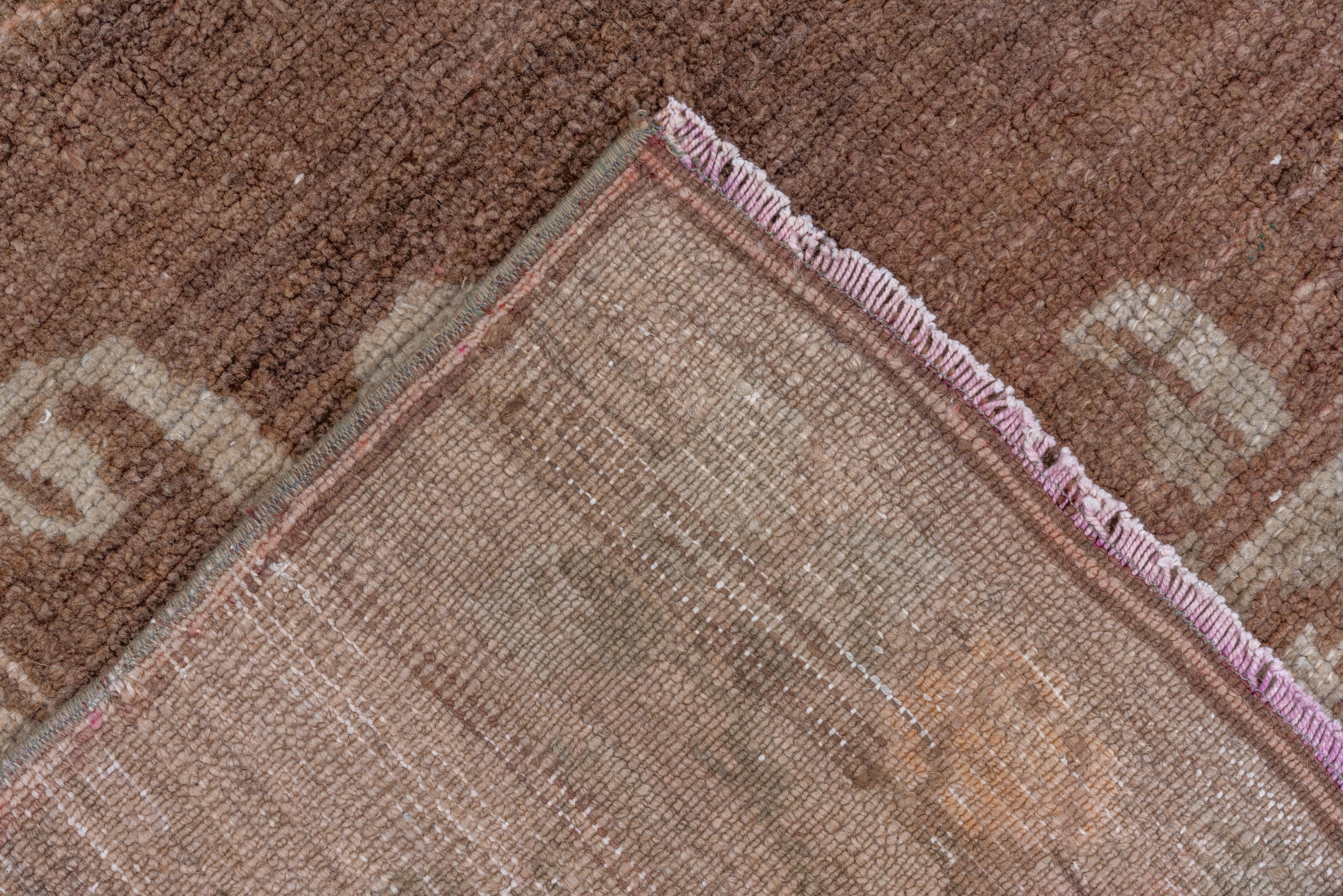 Laine Tapis tribal turc Kars des années 1950, terrain brun, accents roses en vente