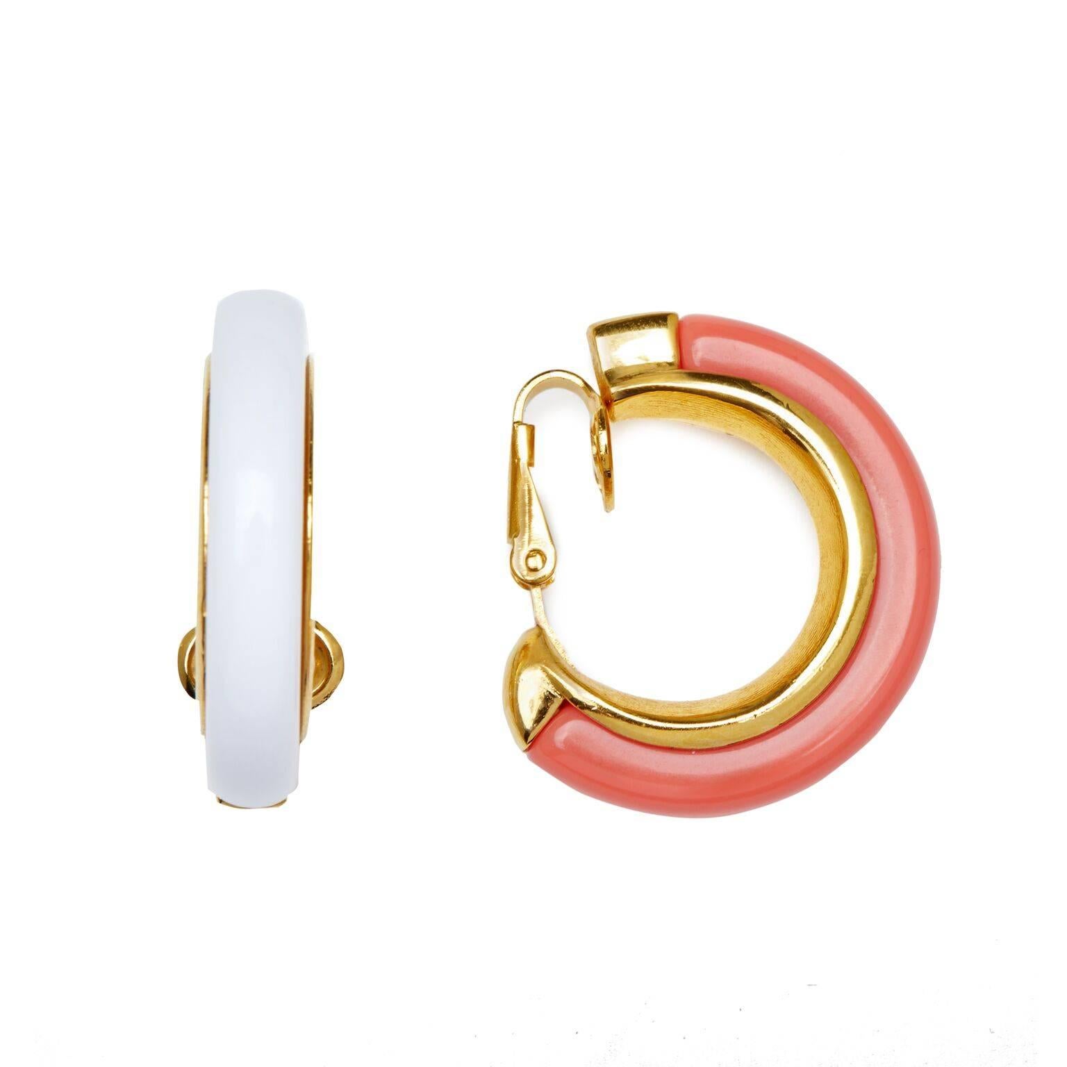 Questo affascinante set di orecchini intercambiabili anni '50 di Trifari è contenuto nella scatola originale e in condizioni impeccabili. Il set di 5 orecchini a clip in oro ha pezzi di lucite intercambiabili in turchese, cremisi, corallo e blu