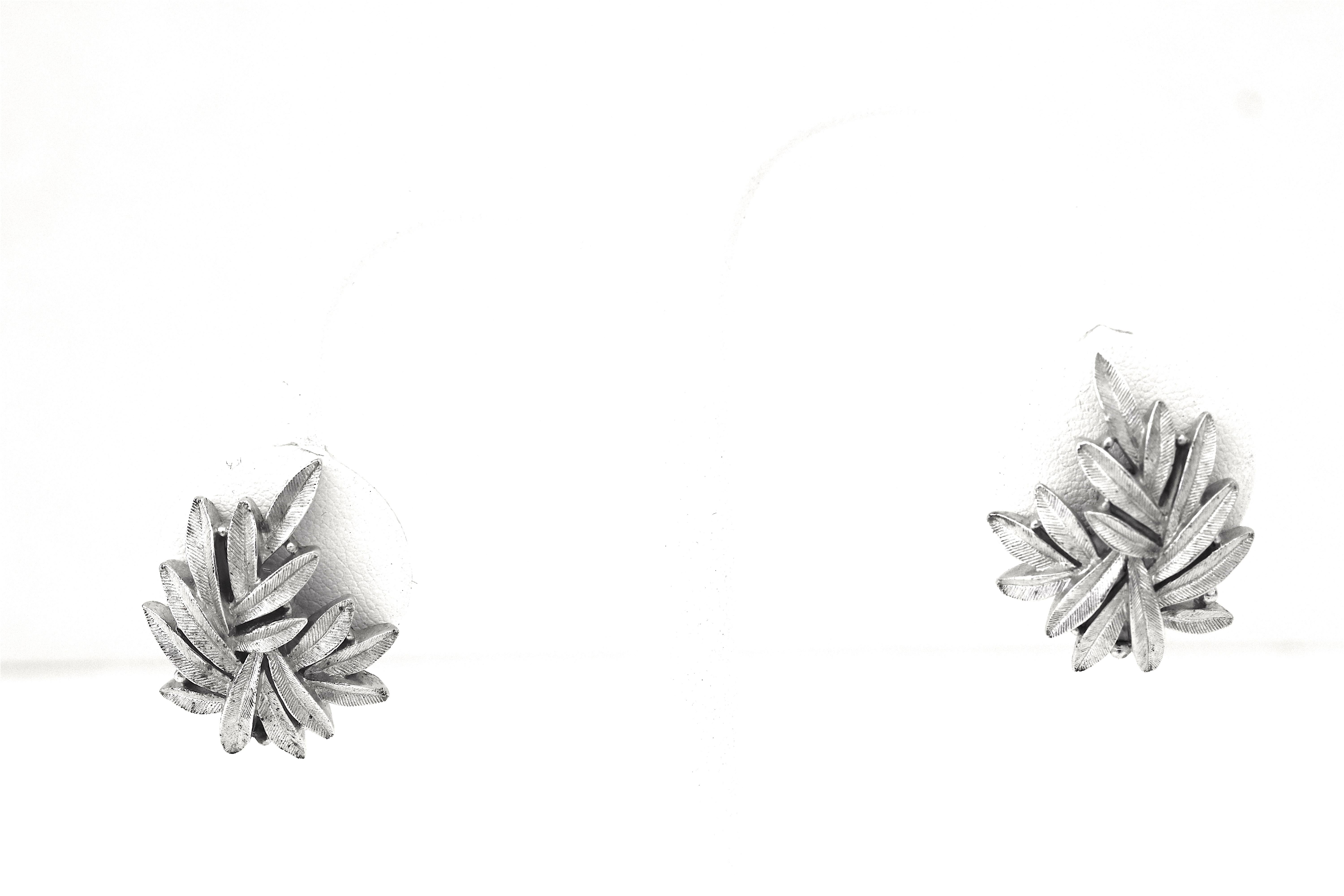 1950s Trifari Organic Modern Silver Leaf Necklace & Earrings Set For Sale 3