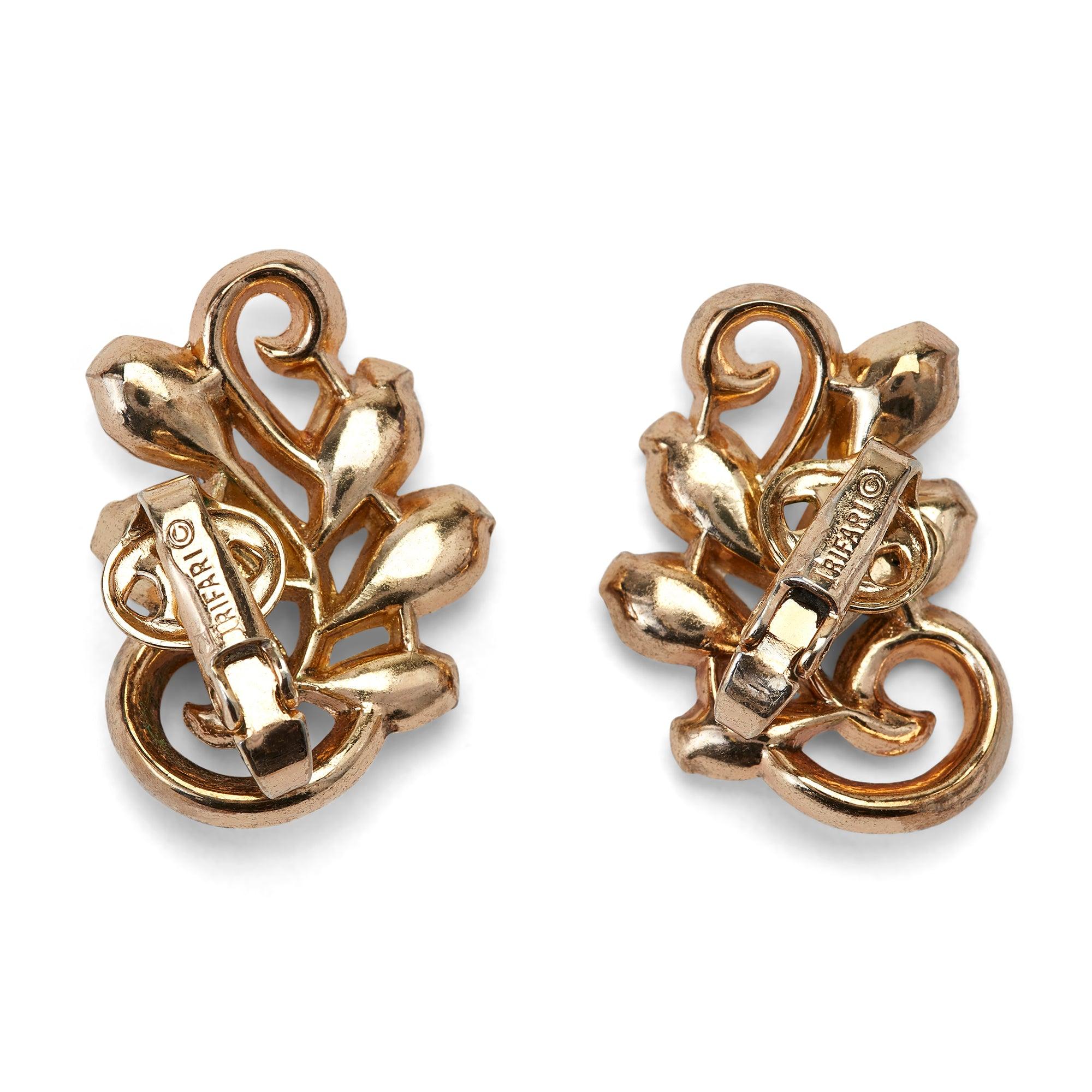 Questi orecchini a clip Crown Trifari vintage sono stati disegnati da Alfred Philippe e risalgono al 1947-1952. Sono realizzati a forma di vite turbinante con i diamanti che rappresentano le foglie. Sono placcati in oro su metallo di base e sono in