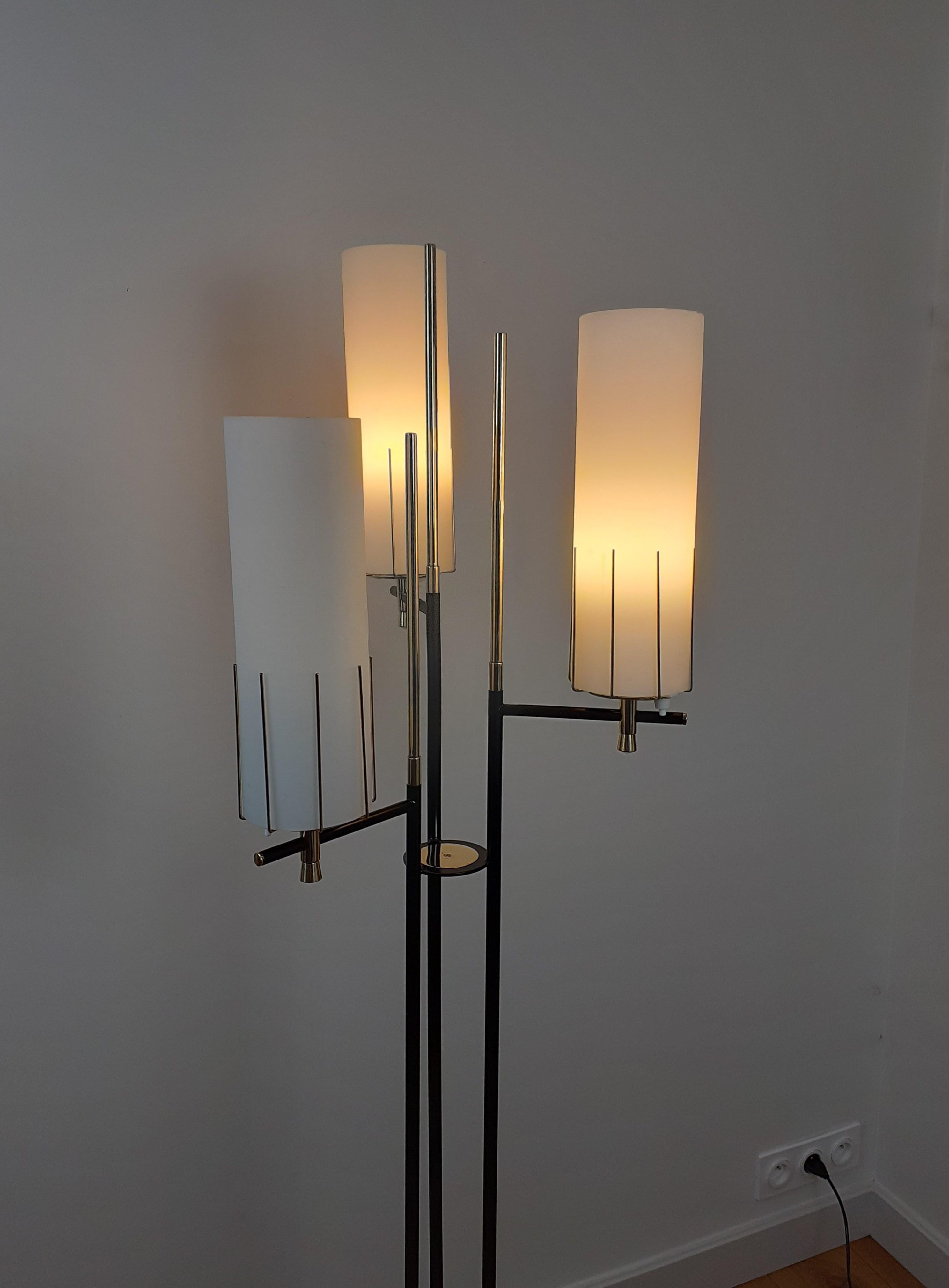 Lampadaire à trois lumières des années 1950 par Maison Arlus en vente 5