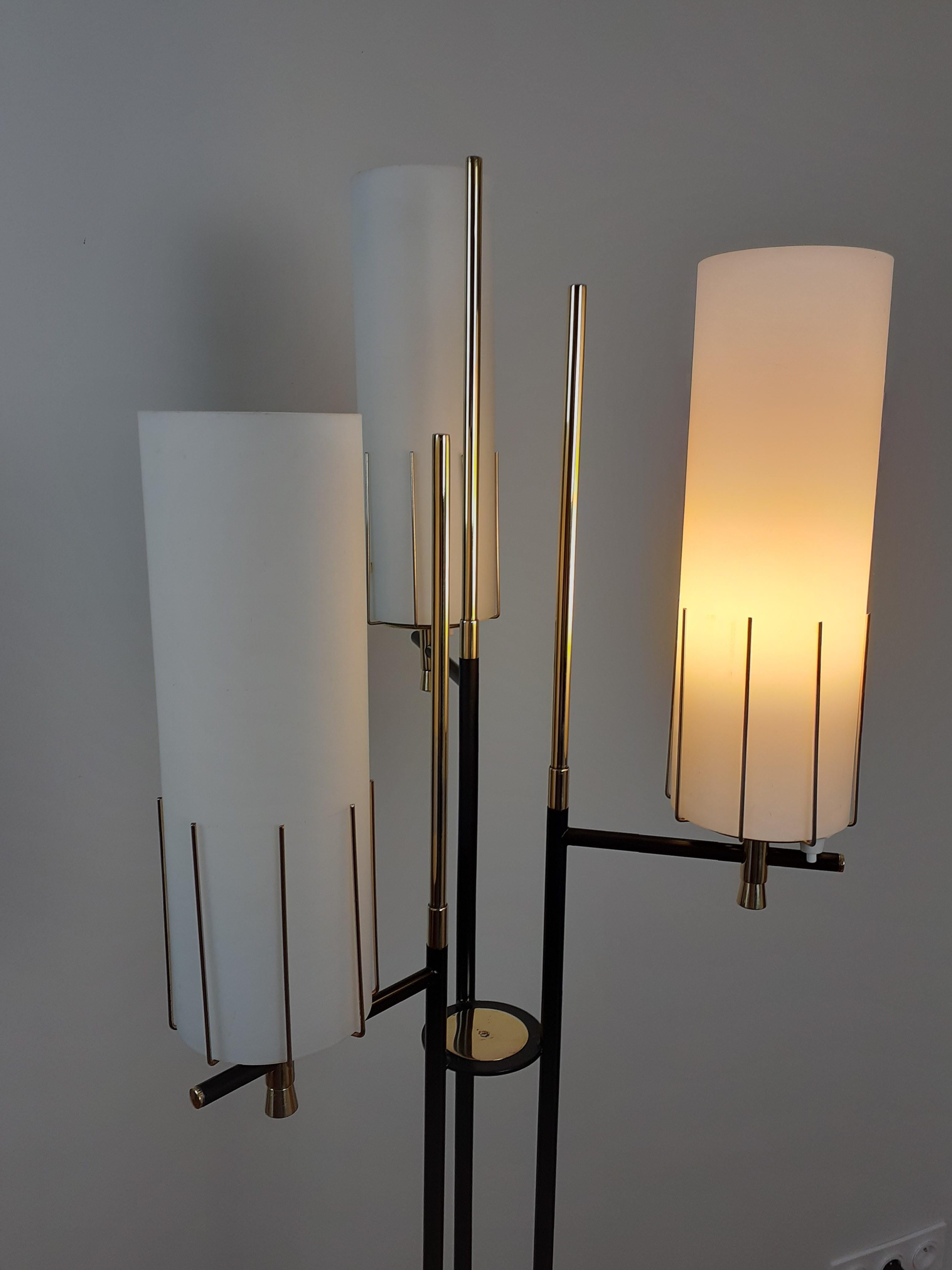 Lampadaire à trois lumières des années 1950 par Maison Arlus en vente 7