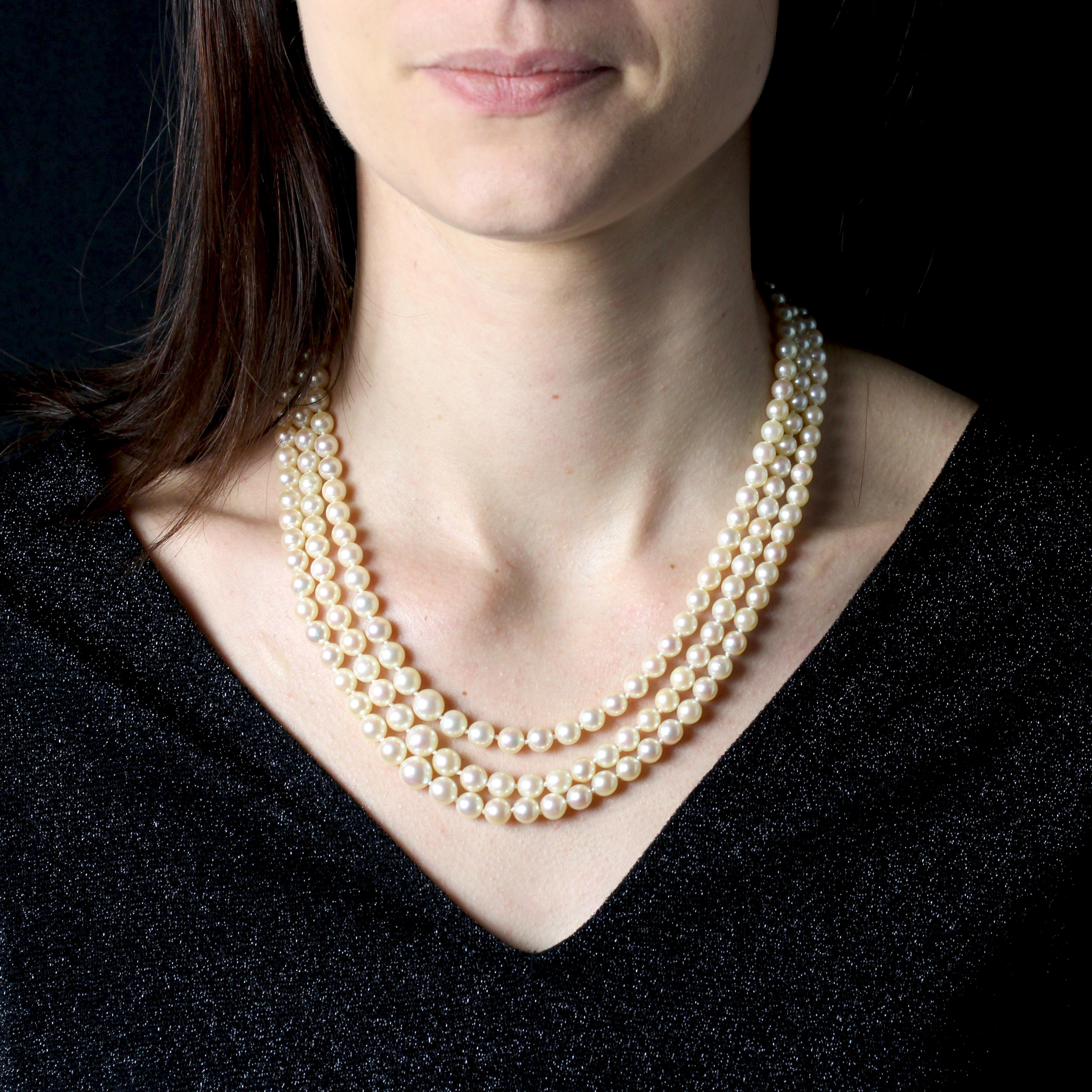 Necklace featuring 3 rows of round, pearly white, drop cultured pearls. The clasp is in 18k white gold, with safety chain. The top is adorned with a marquise-cut diamond.
Diameter of the pearls : from 3/3,5 mm to 8,5/9 mm approximately.
Length : 48