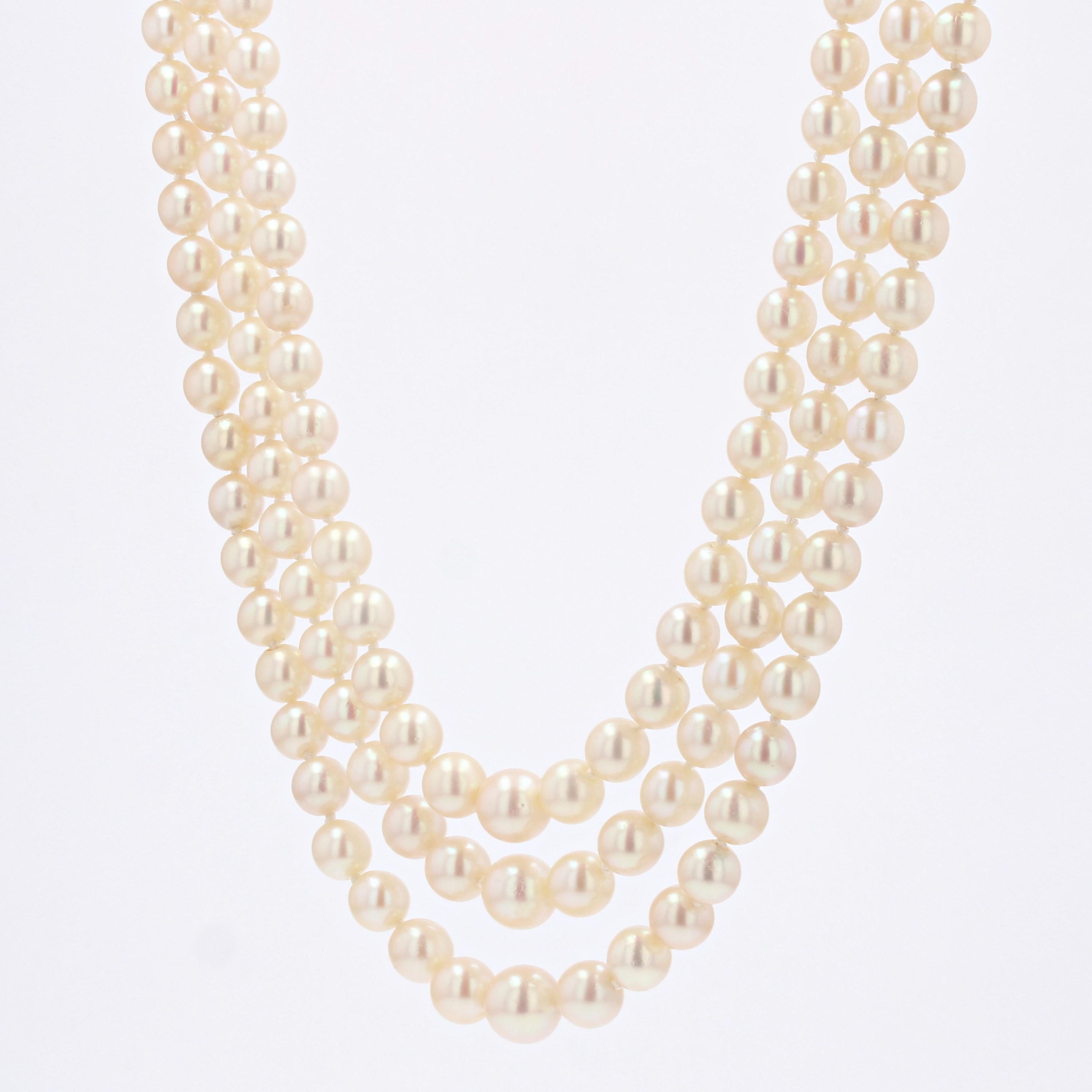 1950s Triple Strand Cultured Pearl Necklace In Excellent Condition For Sale In Poitiers, FR