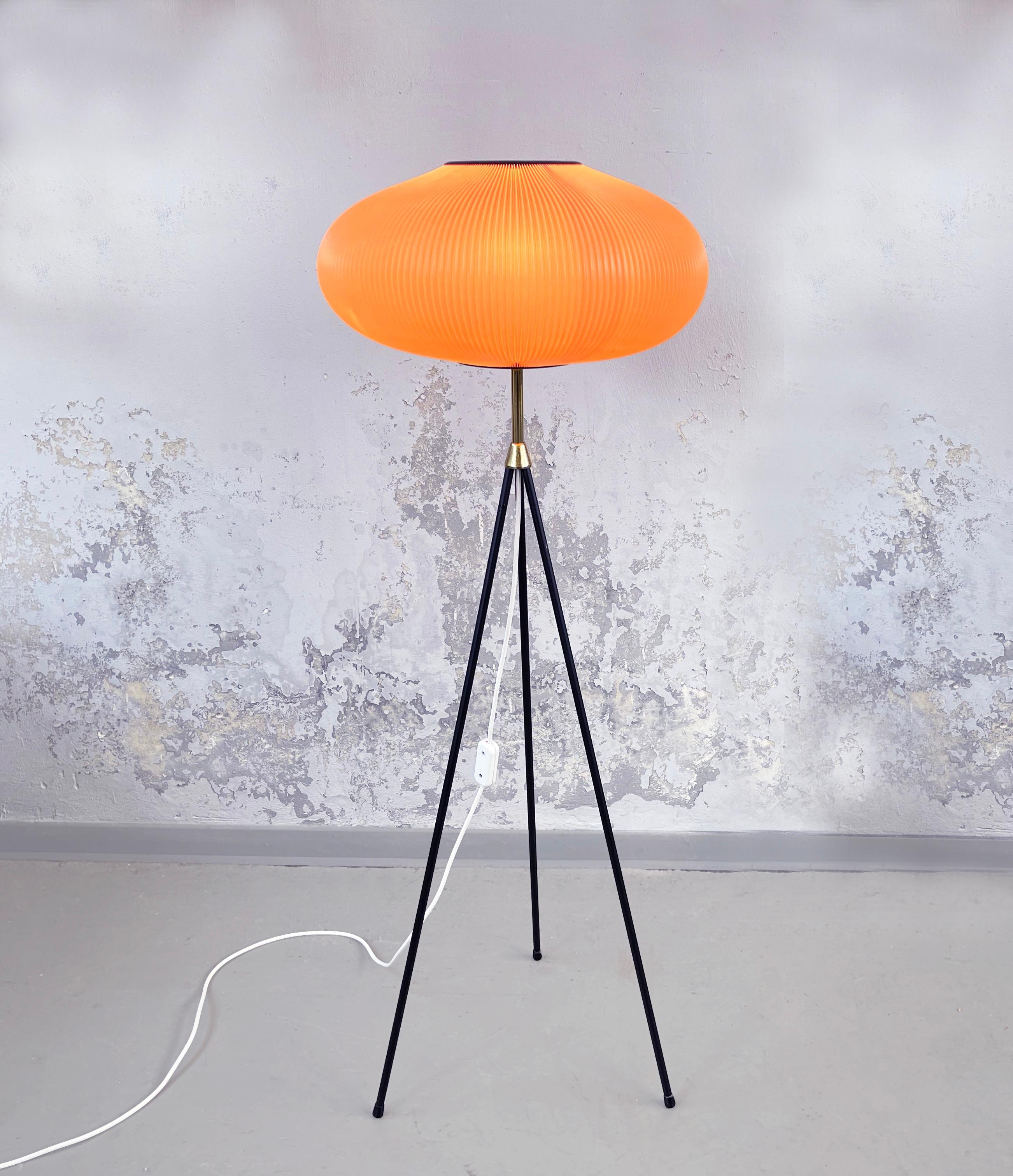 Merveilleux design du milieu du siècle, ici avec l'abat-jour original des années 1950 dans un rose poudré ou crépusculaire de 
Aro-Leuchten, Allemagne de l'Ouest.
Aro-Leuchten est l'une des entreprises de design de lampes qui a créé les plus belles