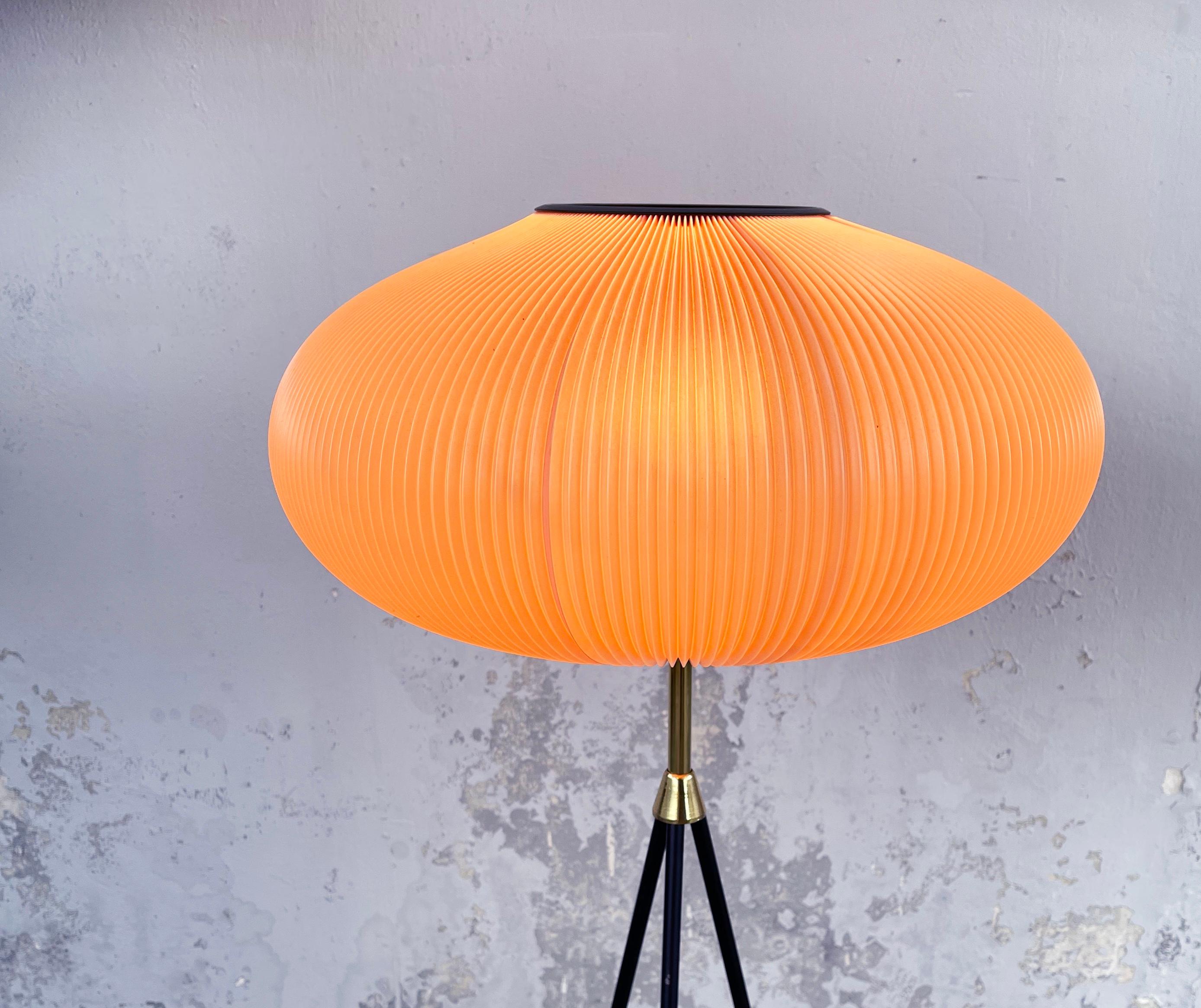 Mid-Century Modern Lampadaire tripode ballon-cocoon des années 1950, Peach by Aro Leuchten, Allemagne de l'Ouest en vente