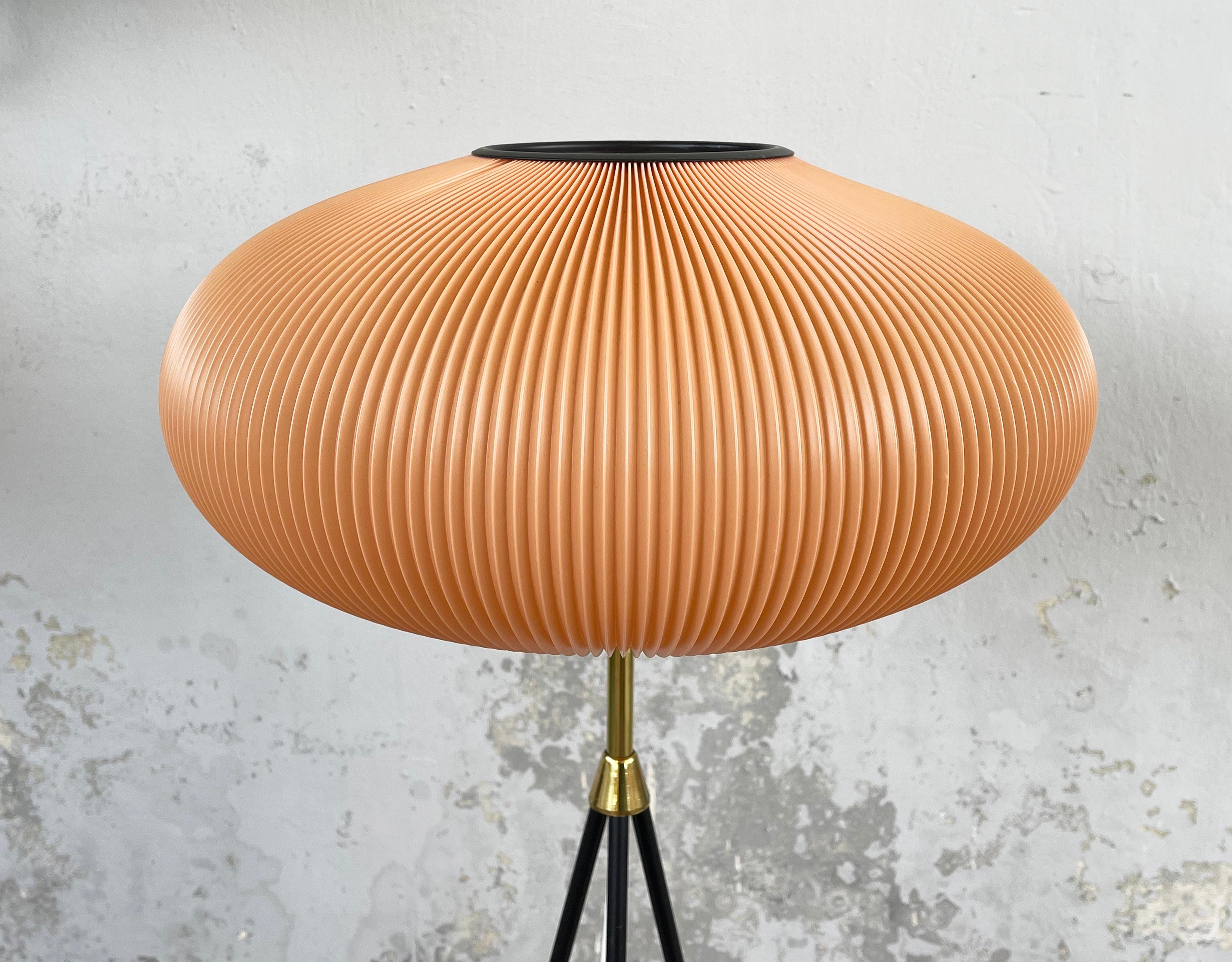 Allemand Lampadaire tripode ballon-cocoon des années 1950, Peach by Aro Leuchten, Allemagne de l'Ouest en vente