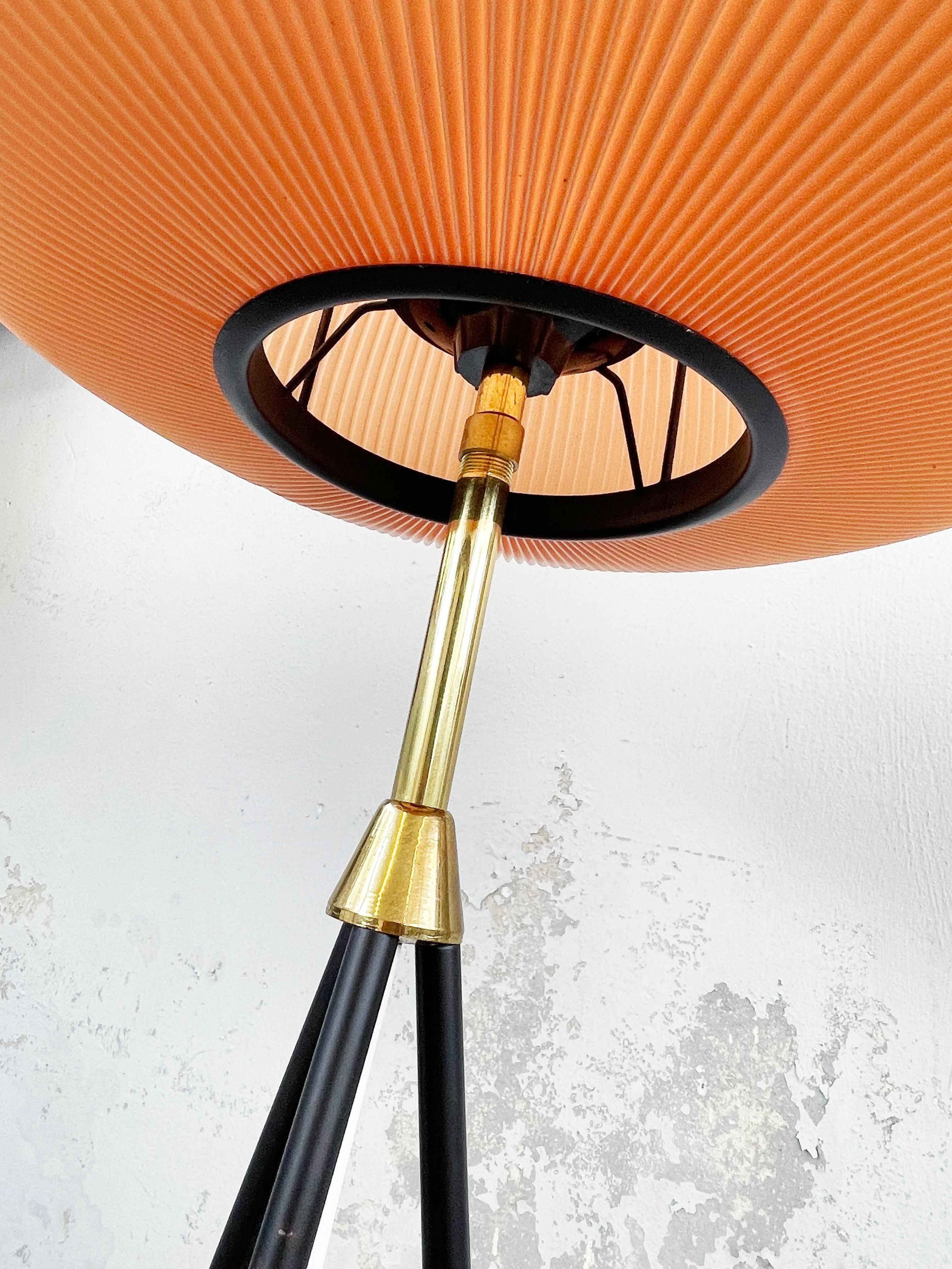 Métal Lampadaire tripode ballon-cocoon des années 1950, Peach by Aro Leuchten, Allemagne de l'Ouest en vente