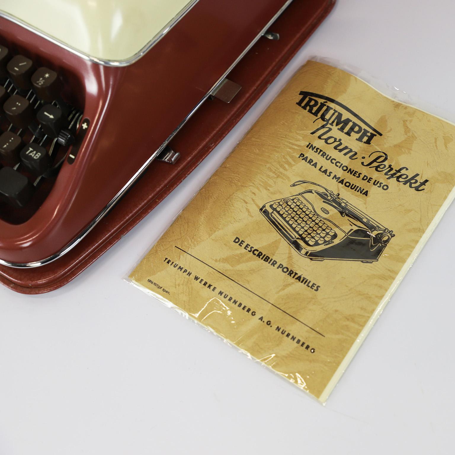Um 1950. Wir bieten diese völlig NEUE Triumph Marke Gabriele Modell Portable Typewriter. Dieser Artikel ist zeitlos und in perfektem Zustand. Im Lieferumfang enthalten sind die Bedienungsanleitung, ein Originaltuch zum Reinigen sowie der