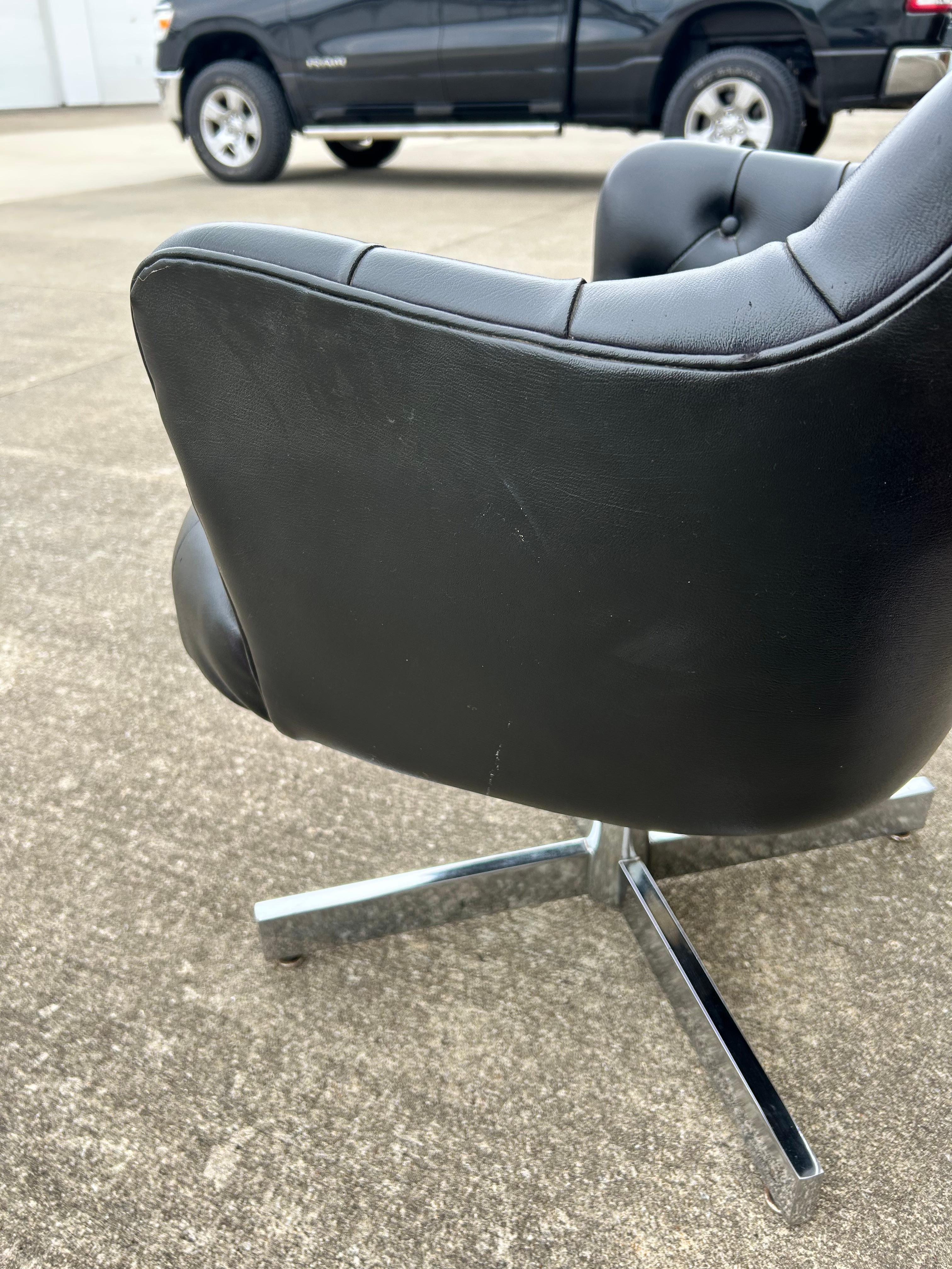 1950er getufteter schwarzer Lederdrehstuhl für Davis Furniture im Angebot 5