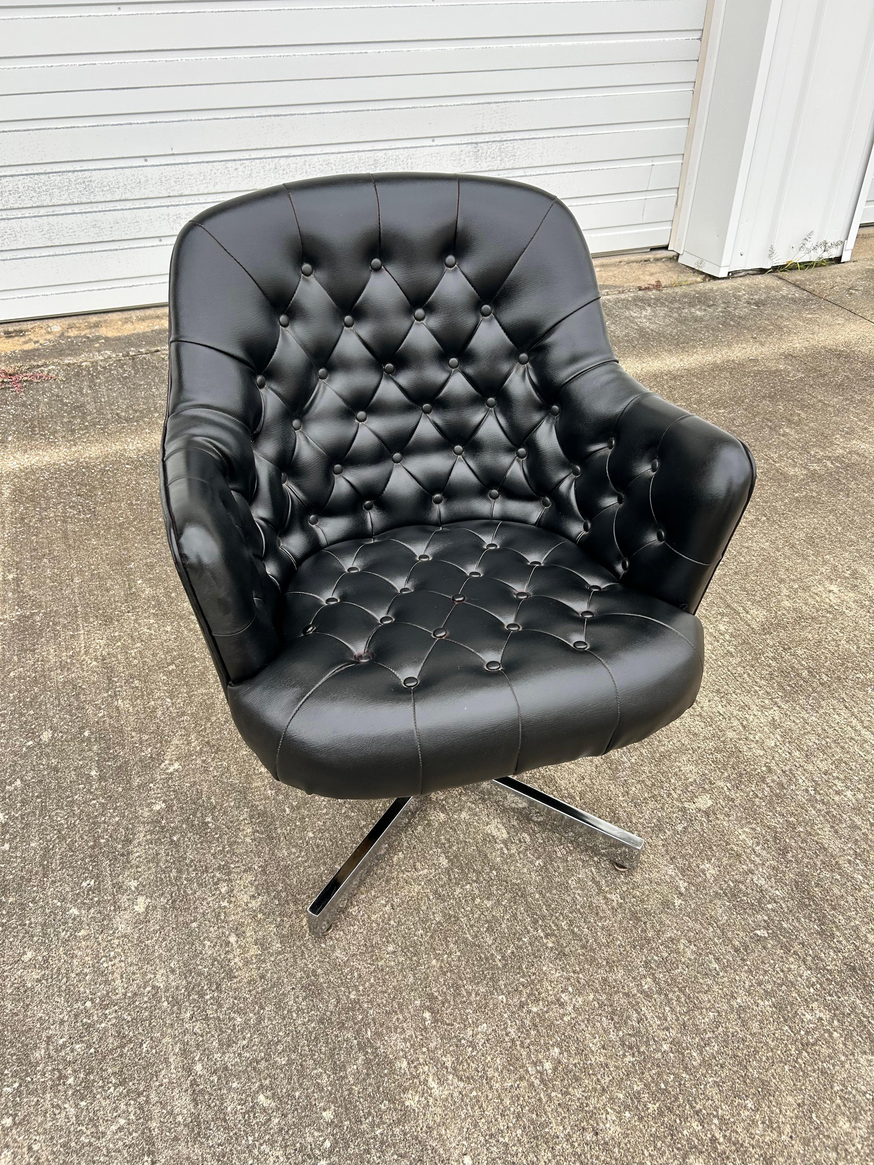 1950er getufteter schwarzer Lederdrehstuhl für Davis Furniture (Moderne der Mitte des Jahrhunderts) im Angebot