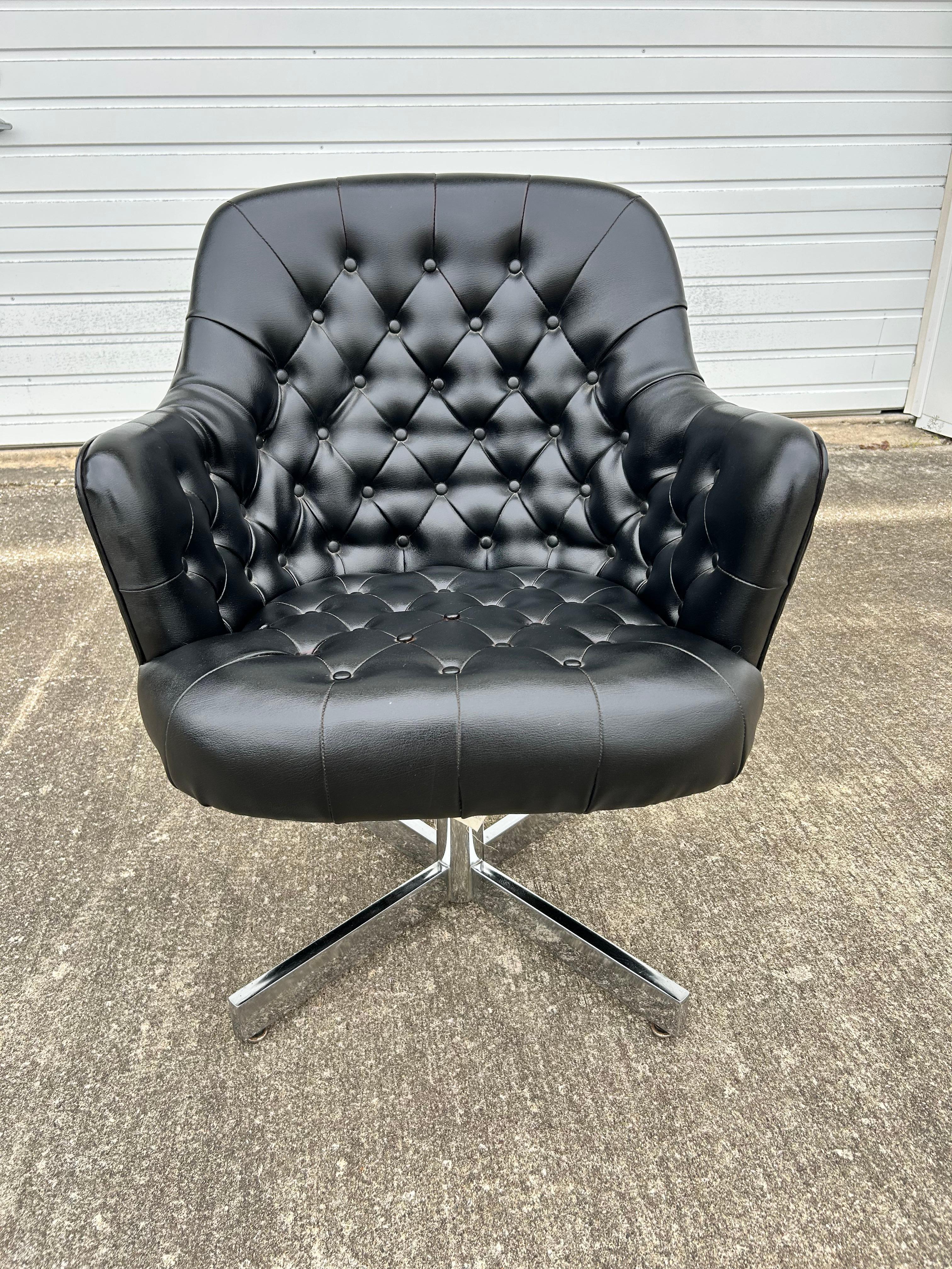 1950er getufteter schwarzer Lederdrehstuhl für Davis Furniture (amerikanisch) im Angebot