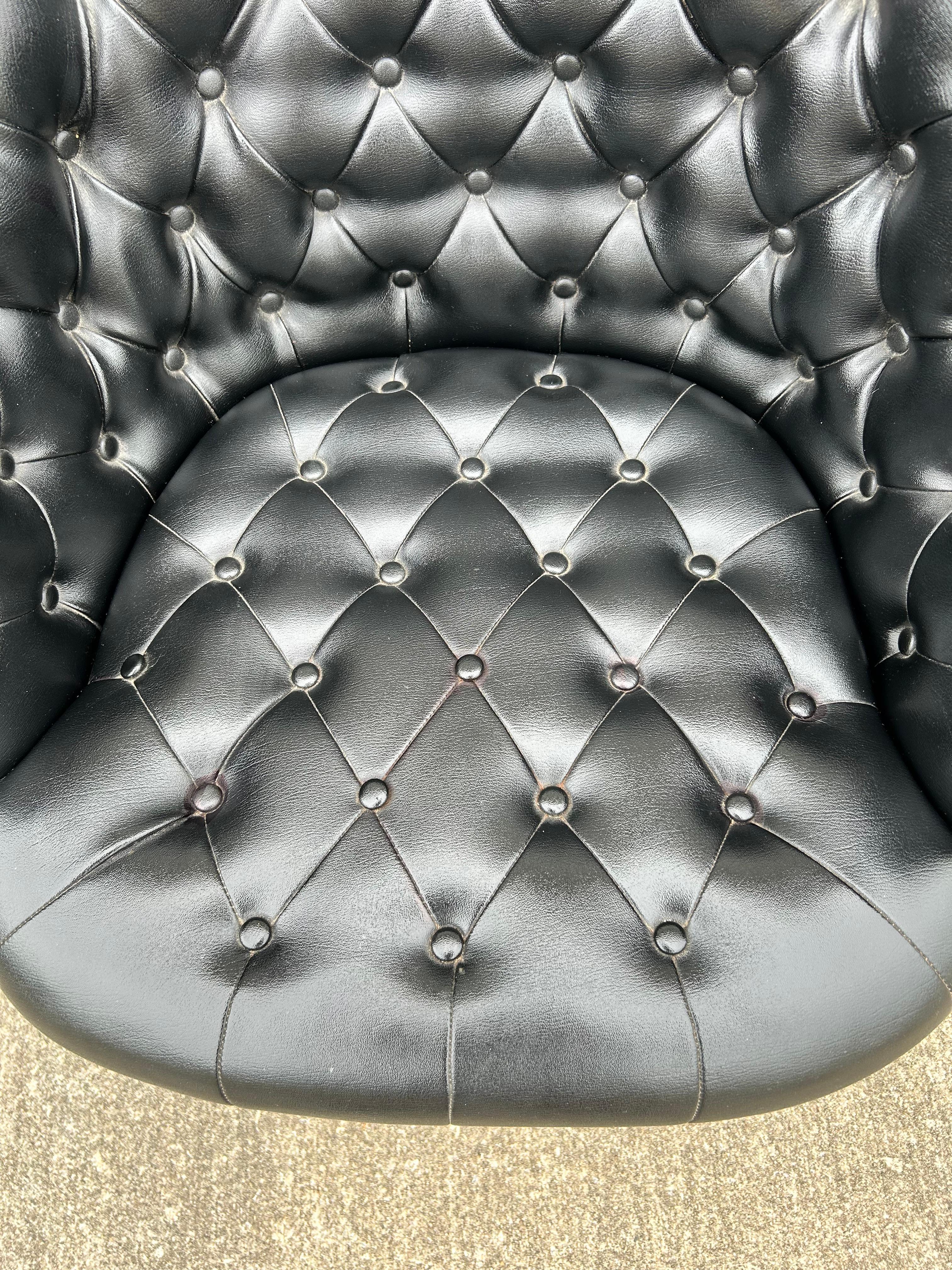 1950er getufteter schwarzer Lederdrehstuhl für Davis Furniture (Mitte des 20. Jahrhunderts) im Angebot