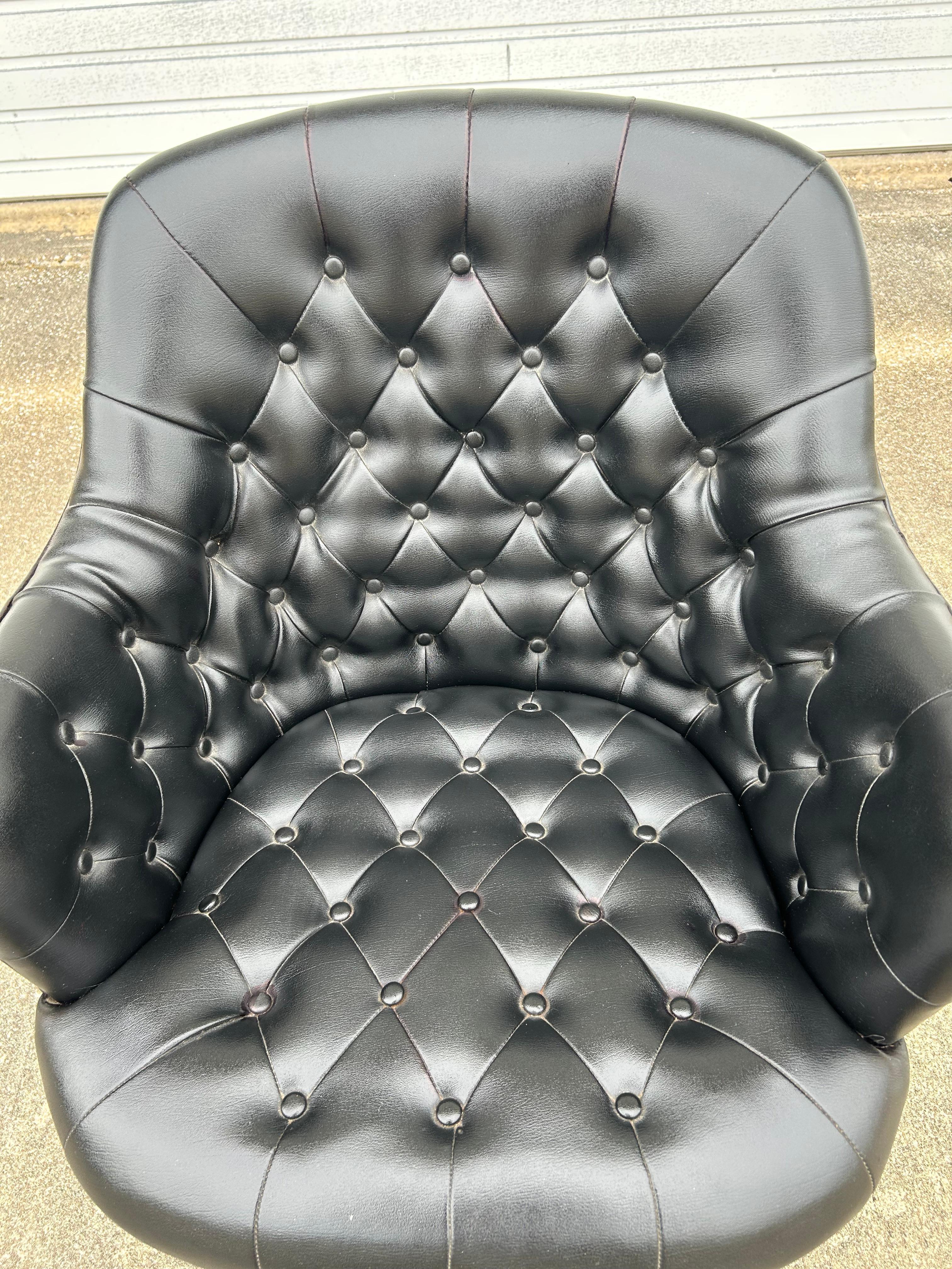 1950er getufteter schwarzer Lederdrehstuhl für Davis Furniture im Angebot 1