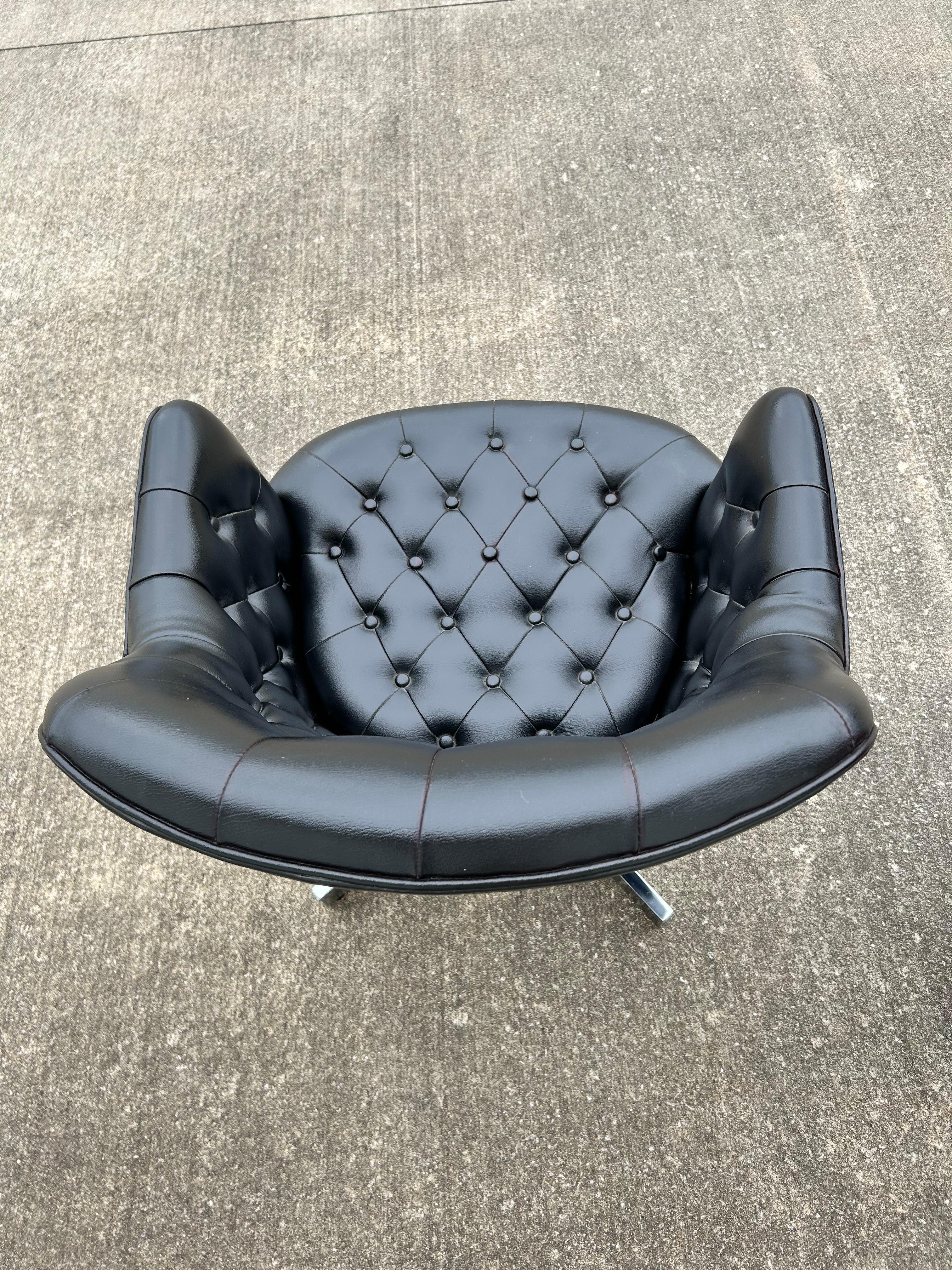 1950er getufteter schwarzer Lederdrehstuhl für Davis Furniture im Angebot 3