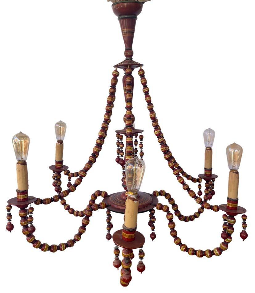 Uno splendido lampadario turco in legno intagliato a mano degli anni '50, caratterizzato da un intricato disegno a perline e da vivaci dettagli multicolore dipinti a mano. Questo lampadario a sei bracci mette in mostra l'artigianato tradizionale