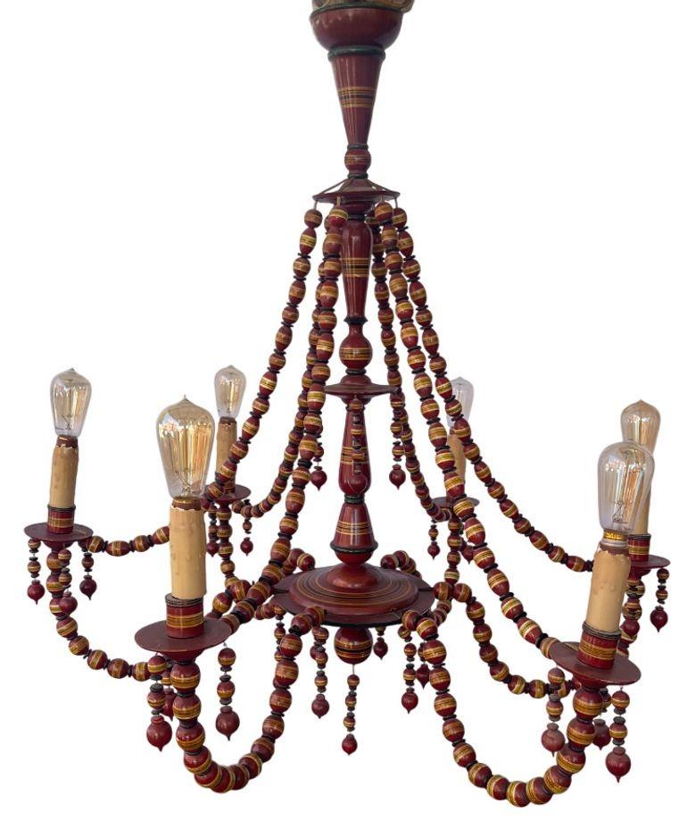 Lampadario turco a 6 bracci in legno intagliato a mano degli anni '50, con perline e dipinto a mano In condizioni ottime in vendita a Los Angeles, CA
