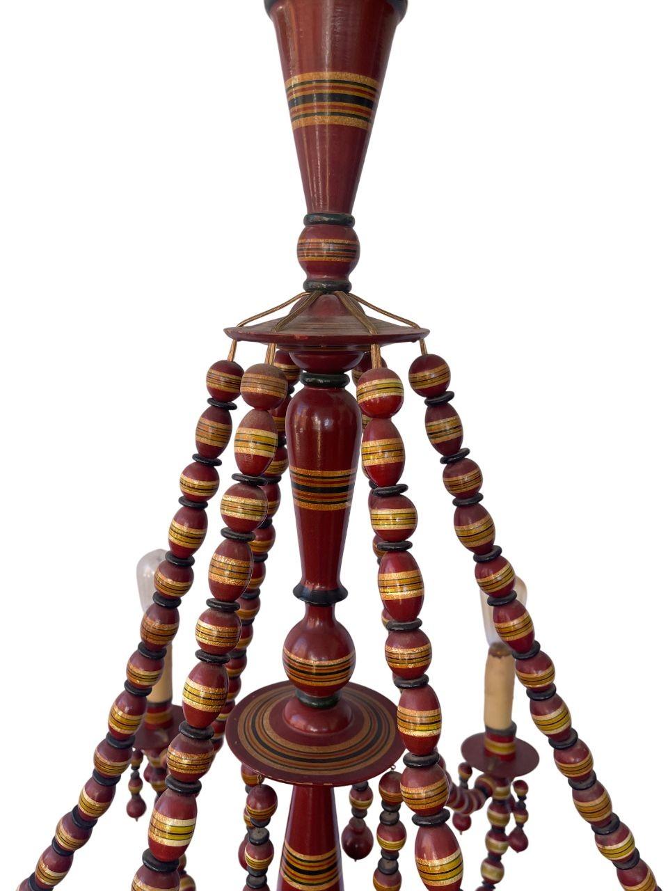Legno Lampadario turco a 6 bracci in legno intagliato a mano degli anni '50, con perline e dipinto a mano in vendita