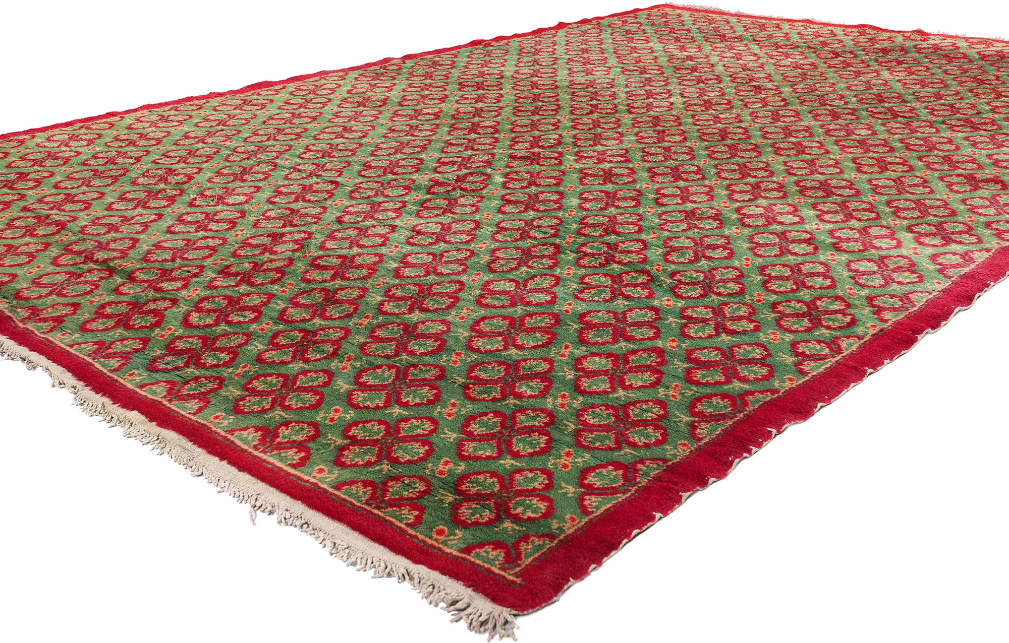 53067 Tappeto Vintage Sivas, 07'10 x 11'06. Un'abbagliante visione dell'arte anatolica, questo tappeto vintage turco Sivas in lana annodato a mano emana una presenza regale con la sua radiosa tavolozza di colori e l'ipnotico motivo floreale allover.