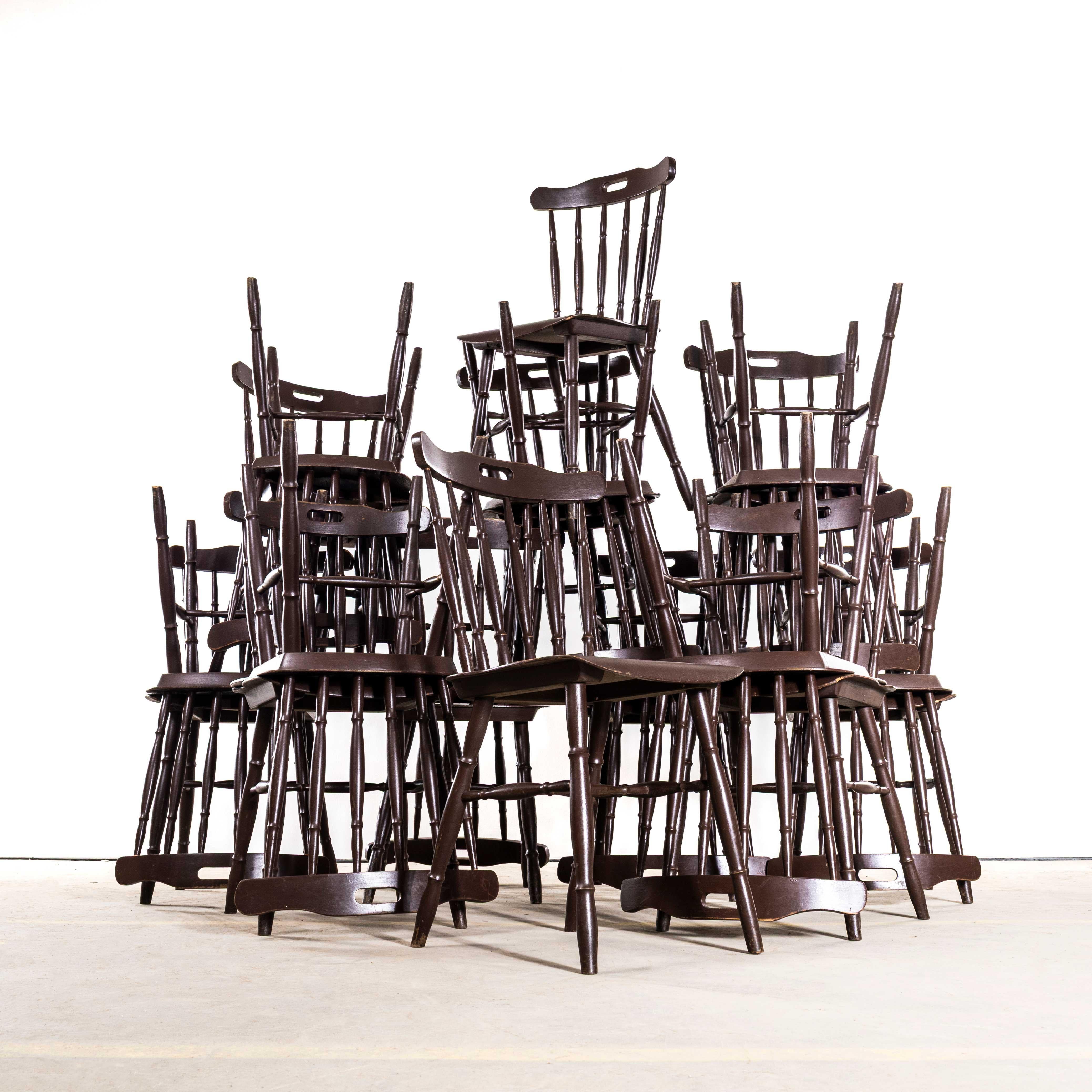 1950's gedreht farbig Spindel zurück dunkel Esszimmerstühle. Qualitativ hochwertige, klassische Stühle mit Spindellehne, mit raffinierten Spindeldetails und einer schönen dunklen Eichenfarbe. Die Stühle wurden in Osteuropa aus massiver und