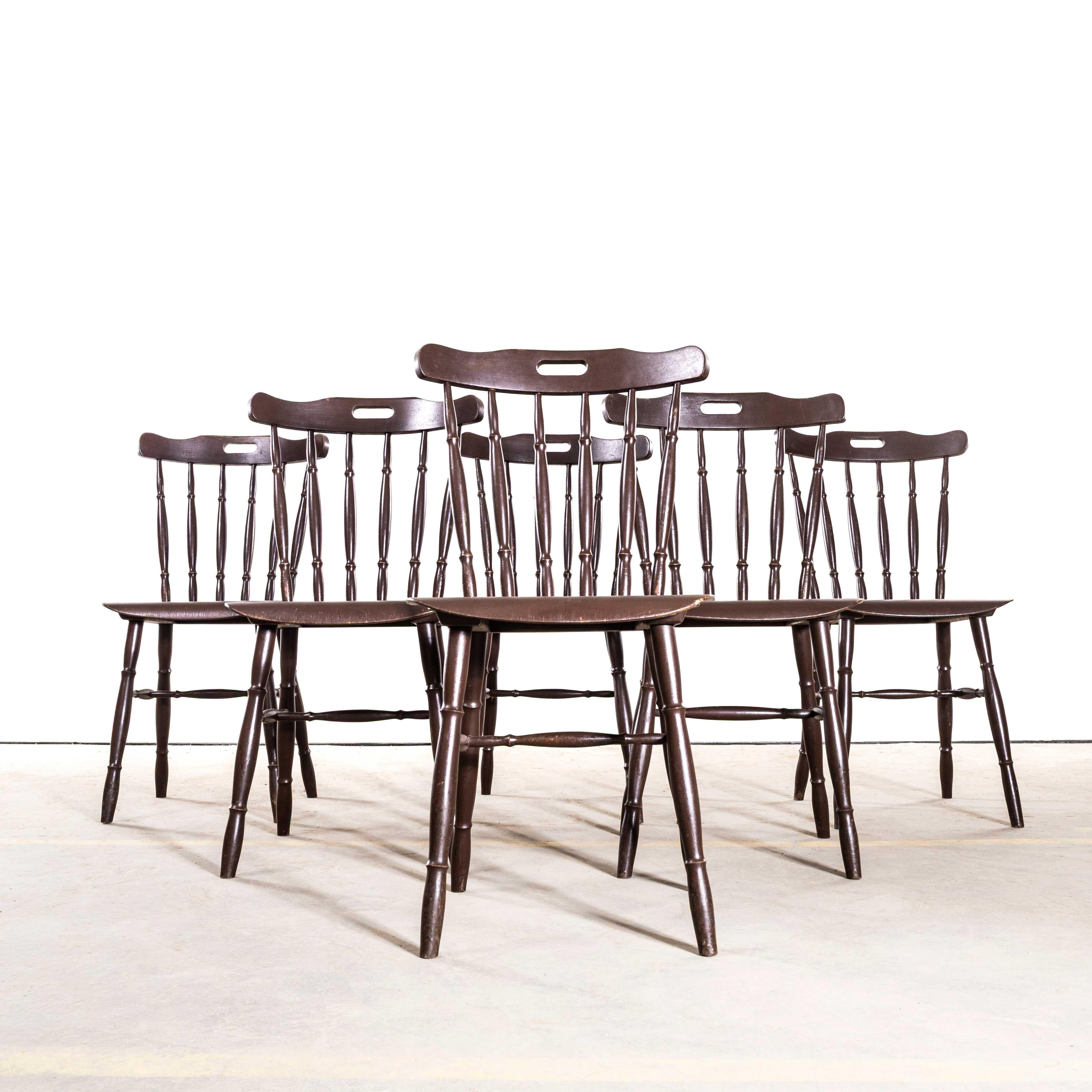 1950's Gedrechseltes Farbiges Spindelrücken Dunkler Esszimmerstuhl (Mitte des 20. Jahrhunderts) im Angebot