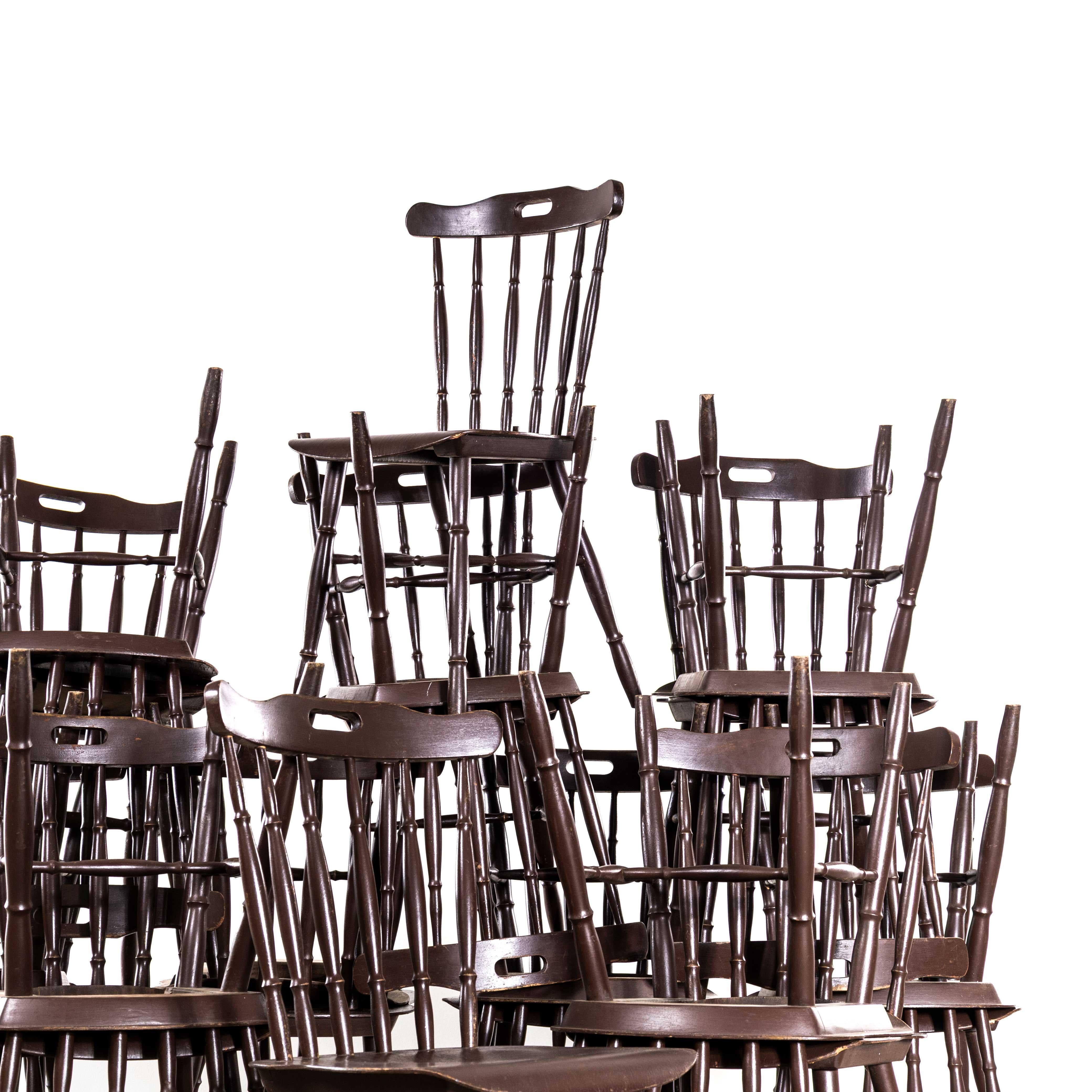 1950's Gedrechseltes Farbiges Spindelrücken Dunkler Esszimmerstuhl (Buchenholz) im Angebot