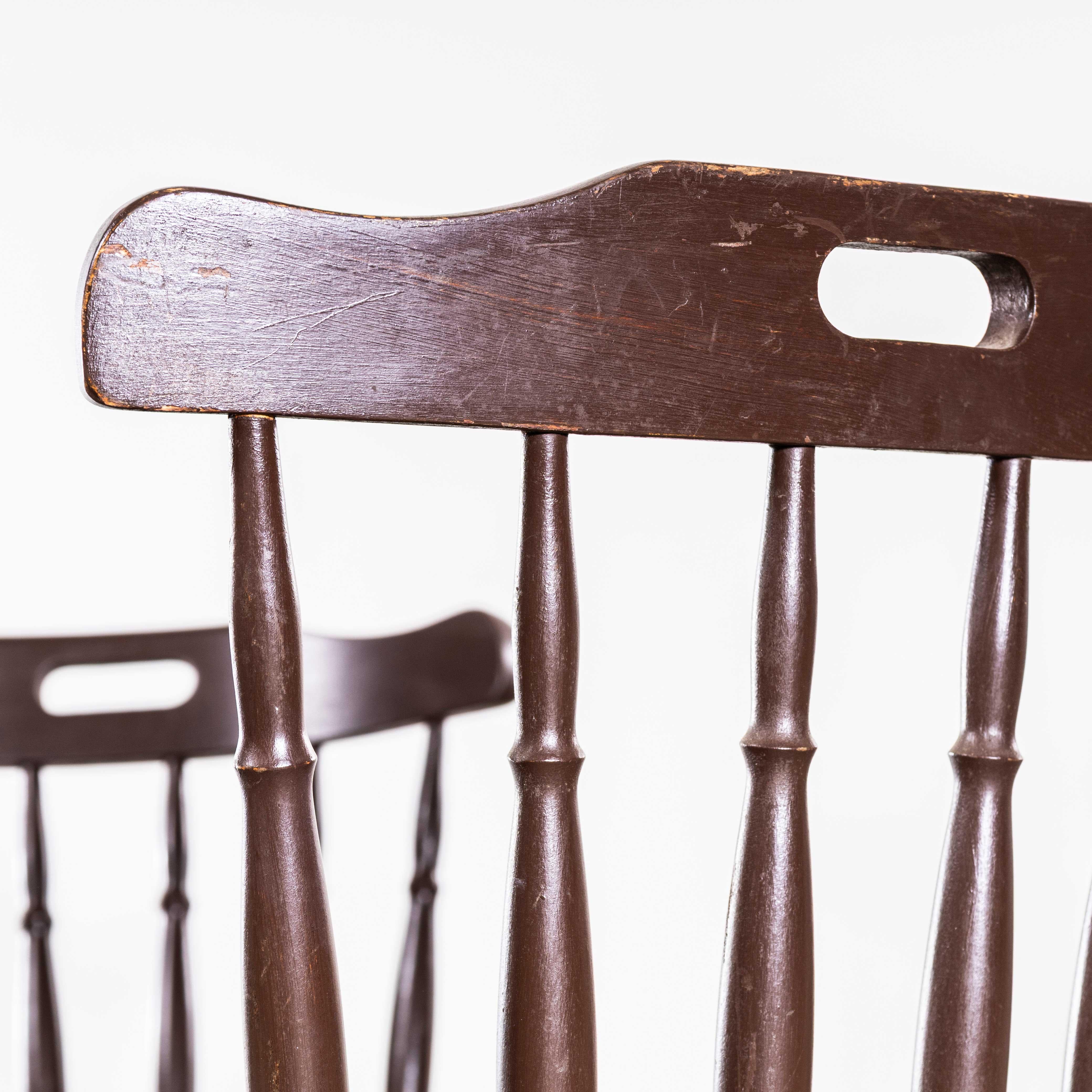 1950's Gedrechseltes Farbiges Spindelrücken Dunkler Esszimmerstuhl im Angebot 3