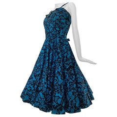 1950er Sommerkleid aus Baumwolle mit türkisfarbenem und schwarzem Folklore-Druck und gesprenkelten Pailletten