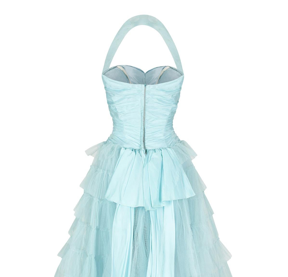1950er Türkisfarbenes mehrlagiges Tüllnetz-Halfterneck-Kleid im Angebot 2