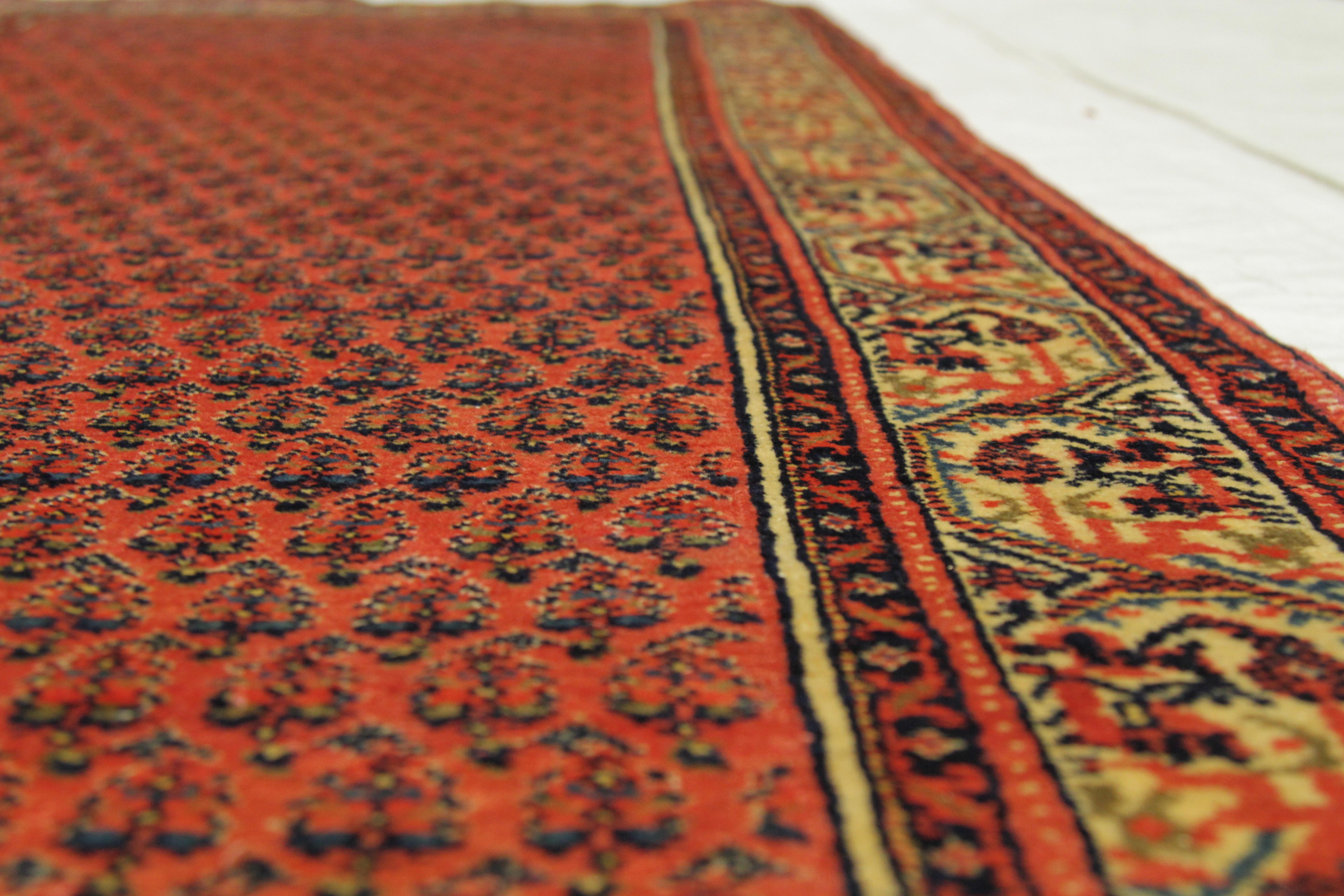 Milieu du XXe siècle Tapis persan ancien à deux tiges des années 1950 présentant un terrain de Boteh's dans le style Saraband en vente