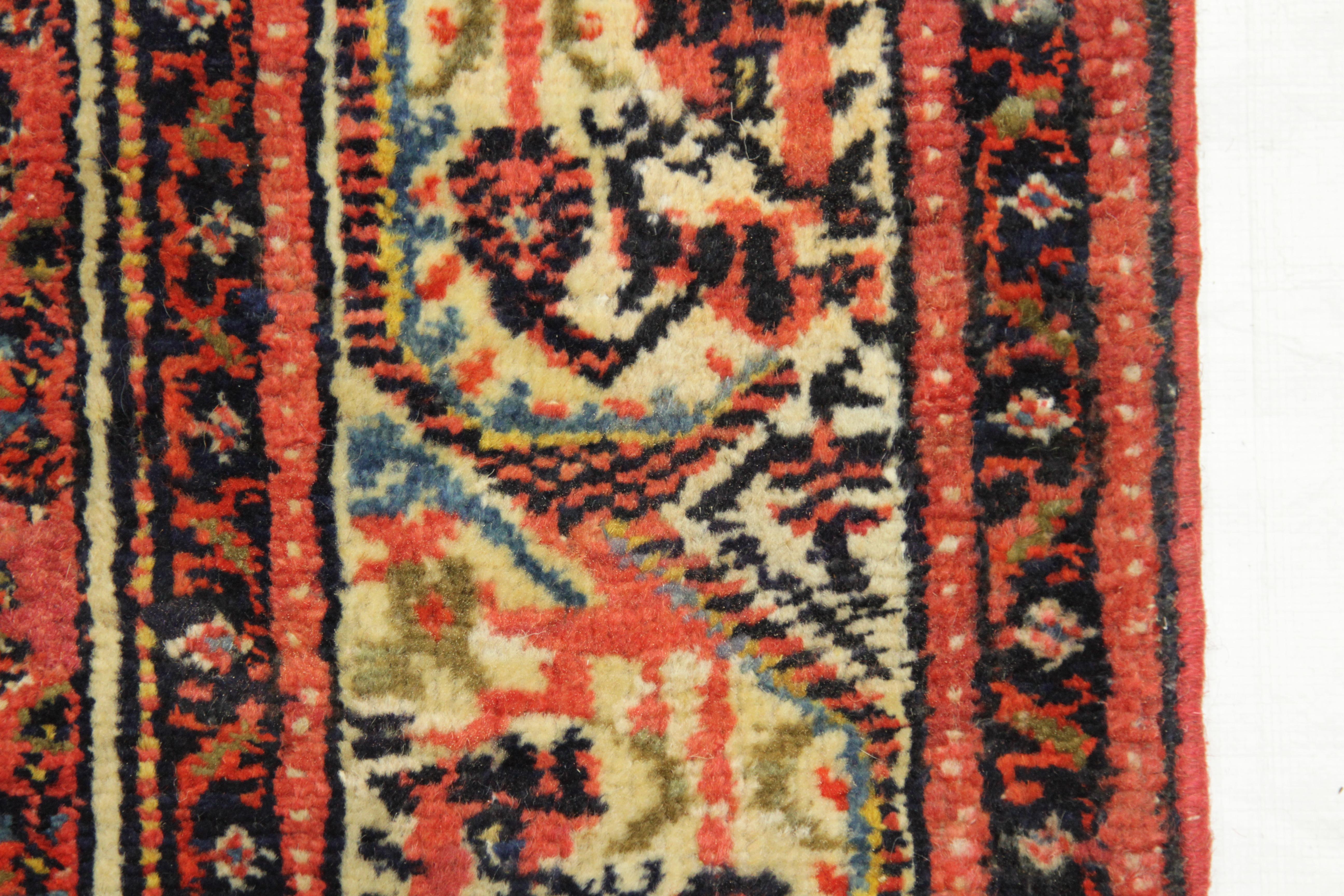 Tapis persan ancien à deux tiges des années 1950 présentant un terrain de Boteh's dans le style Saraband en vente 2