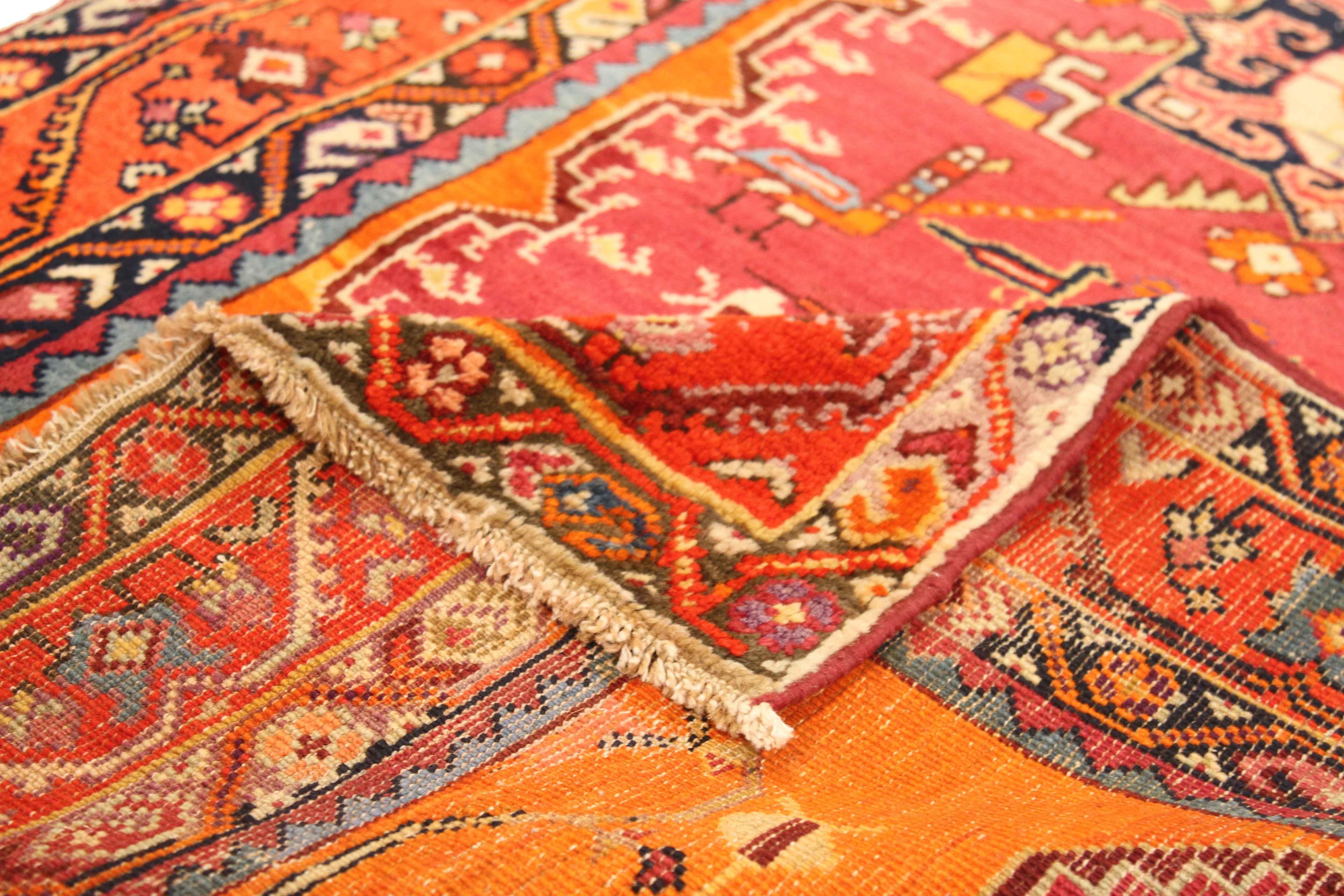 Fabriqué à la main dans les années 1950 à partir de la meilleure qualité de laine et de teintures végétales. Le tapis persan ancien a été doté d'une palette de couleurs audacieuses, à savoir le rouge, le noir, le bleu et l'orange, afin de mettre en